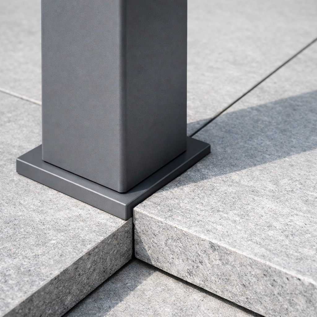 Hochwertige Montage einer Terrassenüberdachung in Wien: Aluminiumstütze auf edlem Natursteinboden.