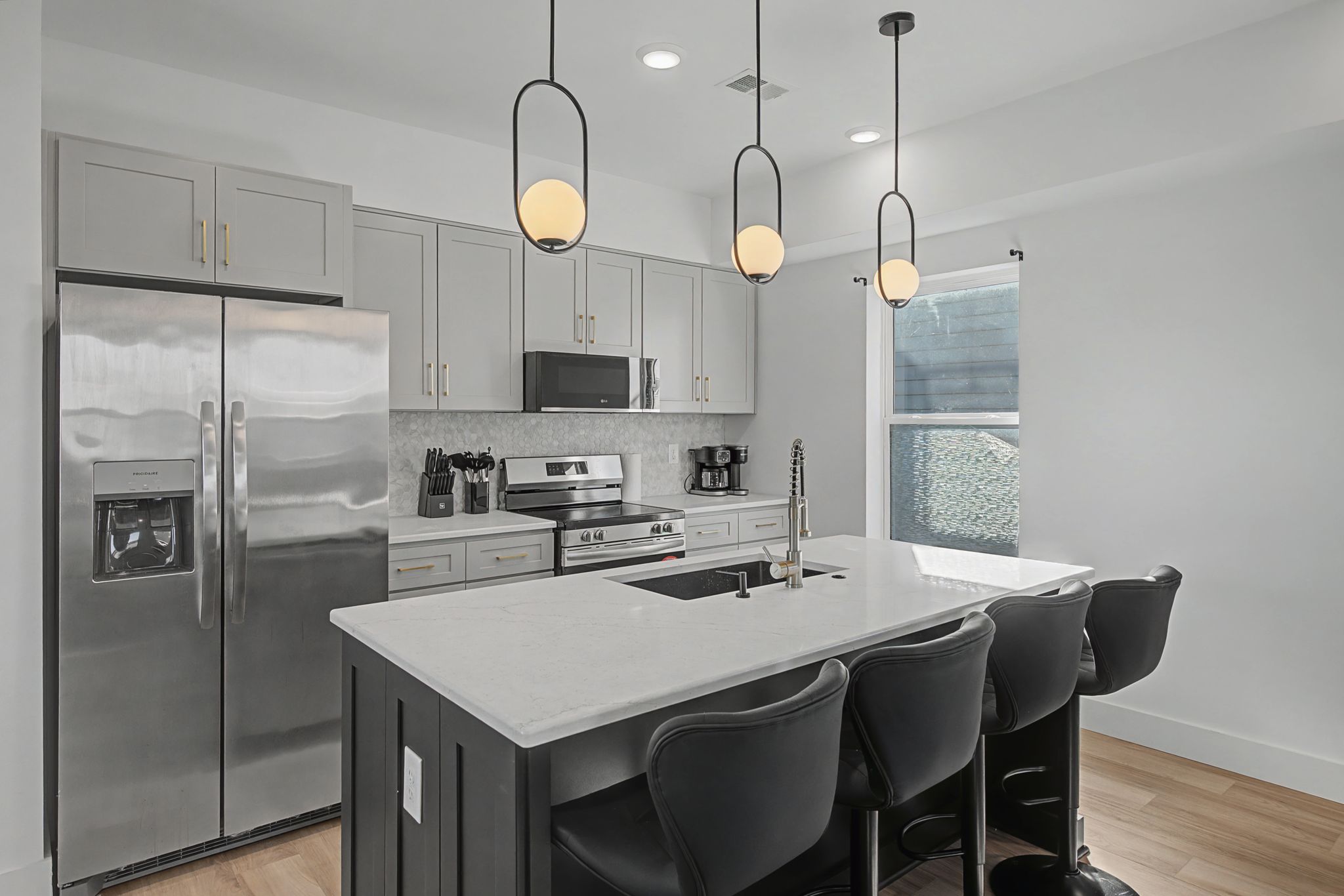 Modern kitchen with large island representing the quality of Nashville homes