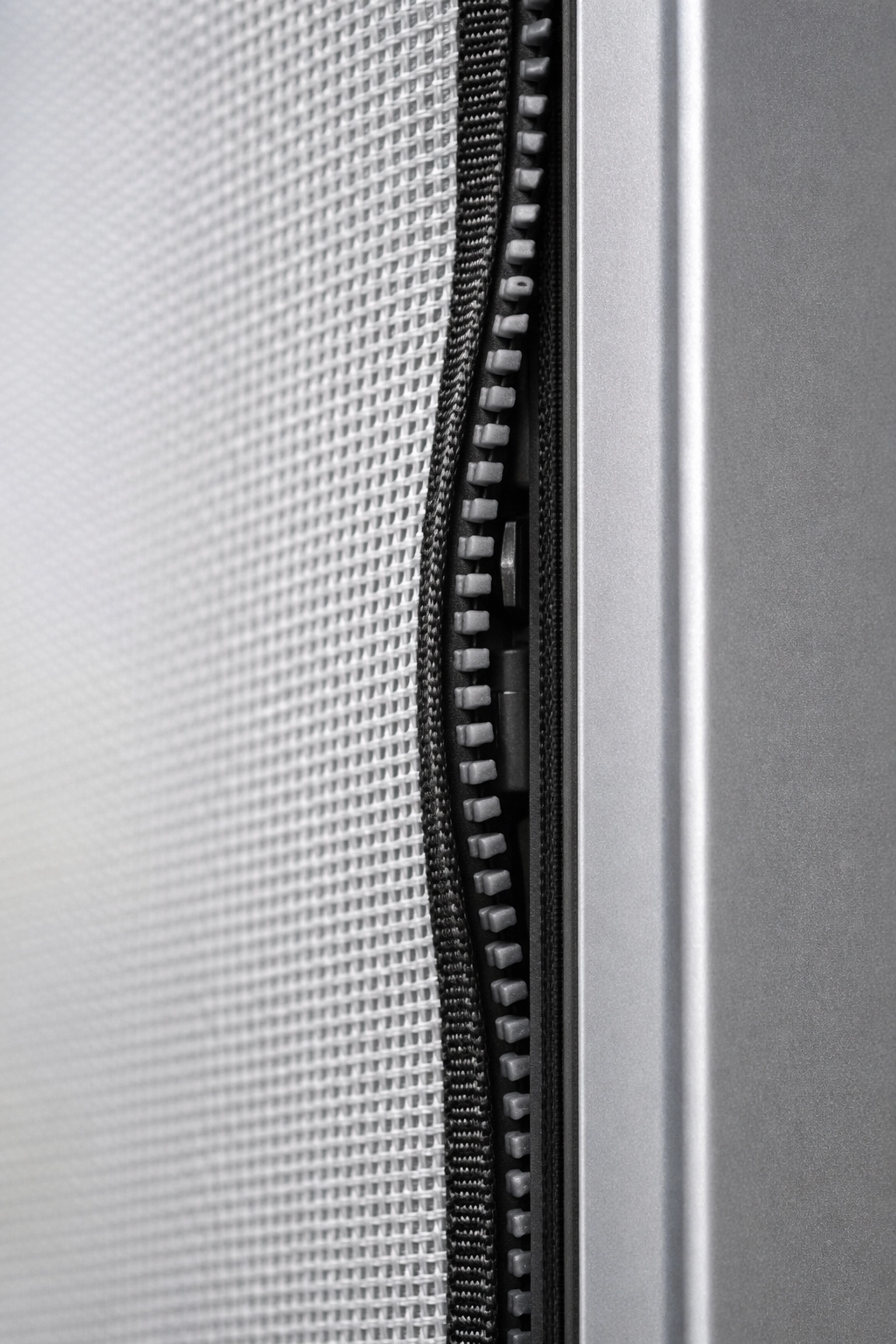 Technisches Detail eines Zip Screens in Wien mit integriertem Insektenschutz und stabilem Tuch.