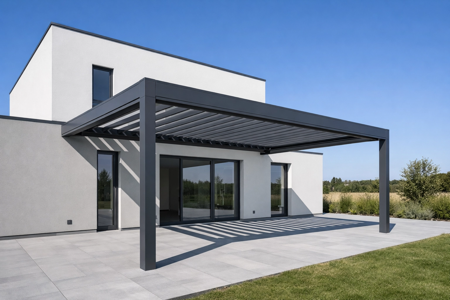Maßgefertigte Terrassenüberdachung aus Aluminium an einem modernen Haus in Niederösterreich.