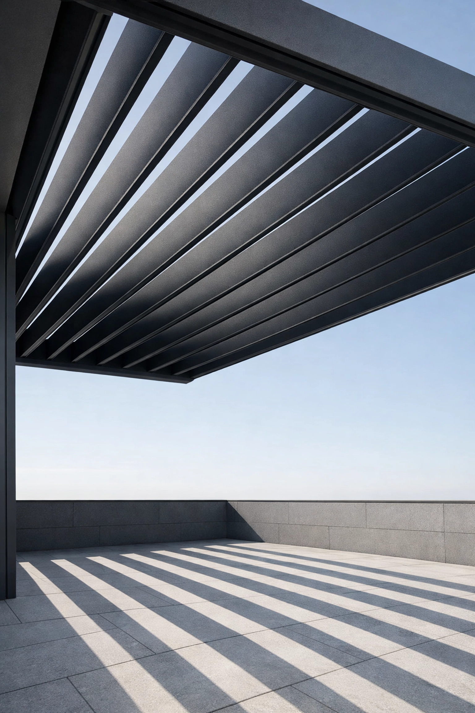 Modernes Lamellendach in Wien mit verstellbaren Lamellen für perfekten Sonnenschutz auf der Terrasse.