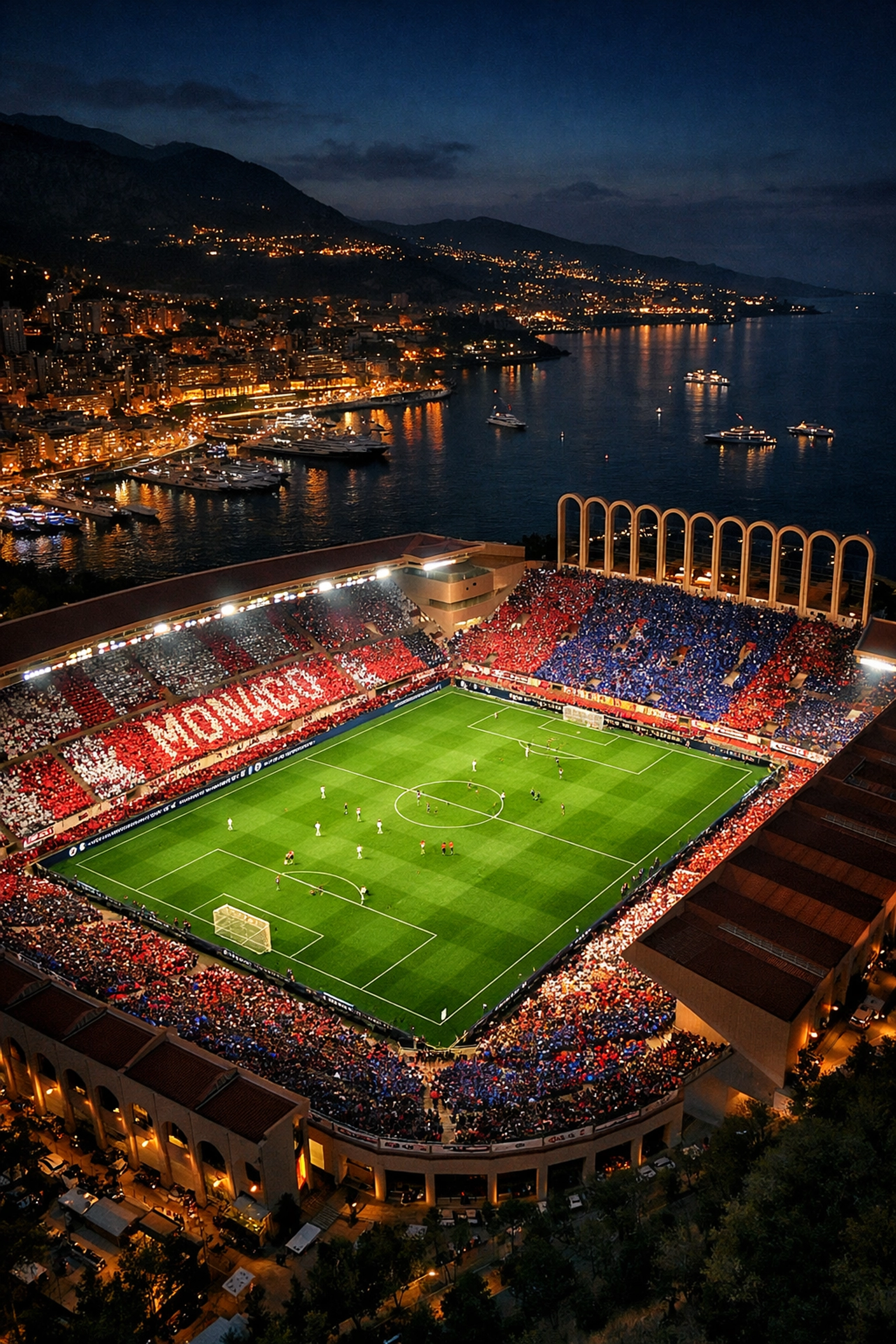 Stade Louis II in Monaco bei Nacht während Champions-League-Duell zwischen Monaco und PSG