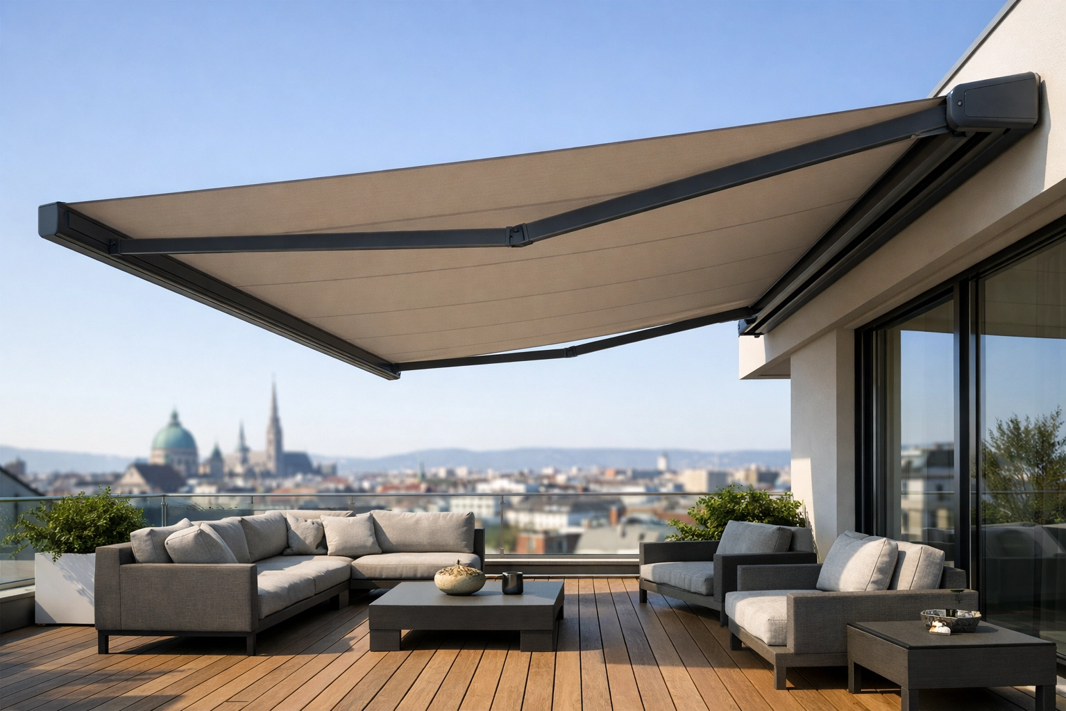 Elegante Kassettenmarkise in Wien für schattiges Outdoor Living auf einer Dachterrasse.