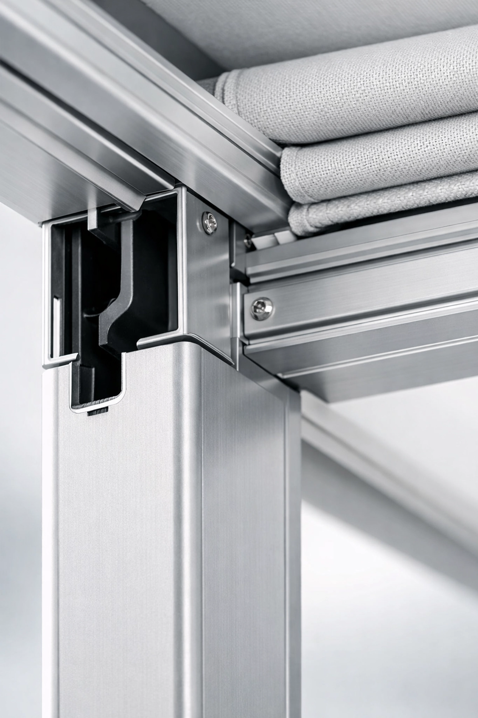 Detailansicht Faltdach-Konstruktion mit Schienensystem und Aluminiumrahmen