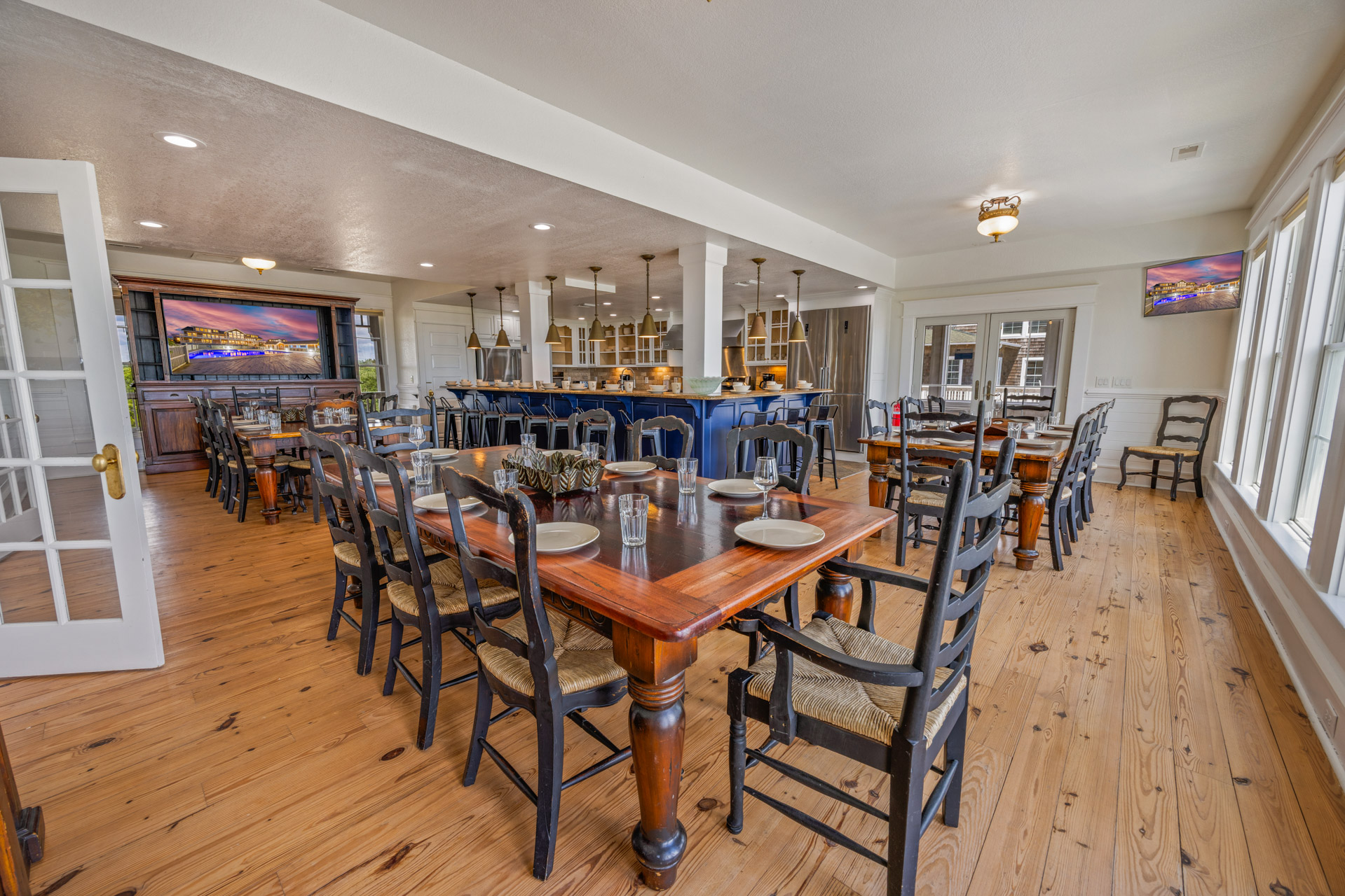 Spacious Luxury Dining and Kitchen Area designed for large groups Spacious Luxury Dining and Kitchen Area designed for large groups