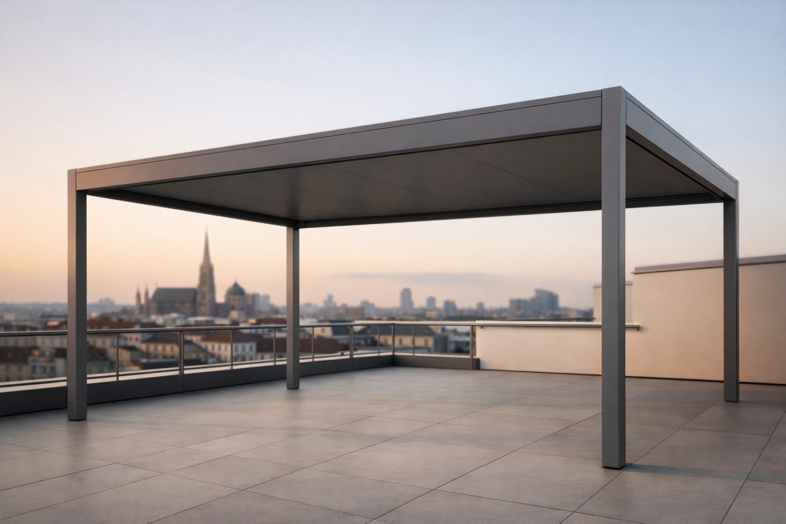 Großzügige Terrassenüberdachung Wien auf einer Penthouse-Dachterrasse mit Stadtsicht.