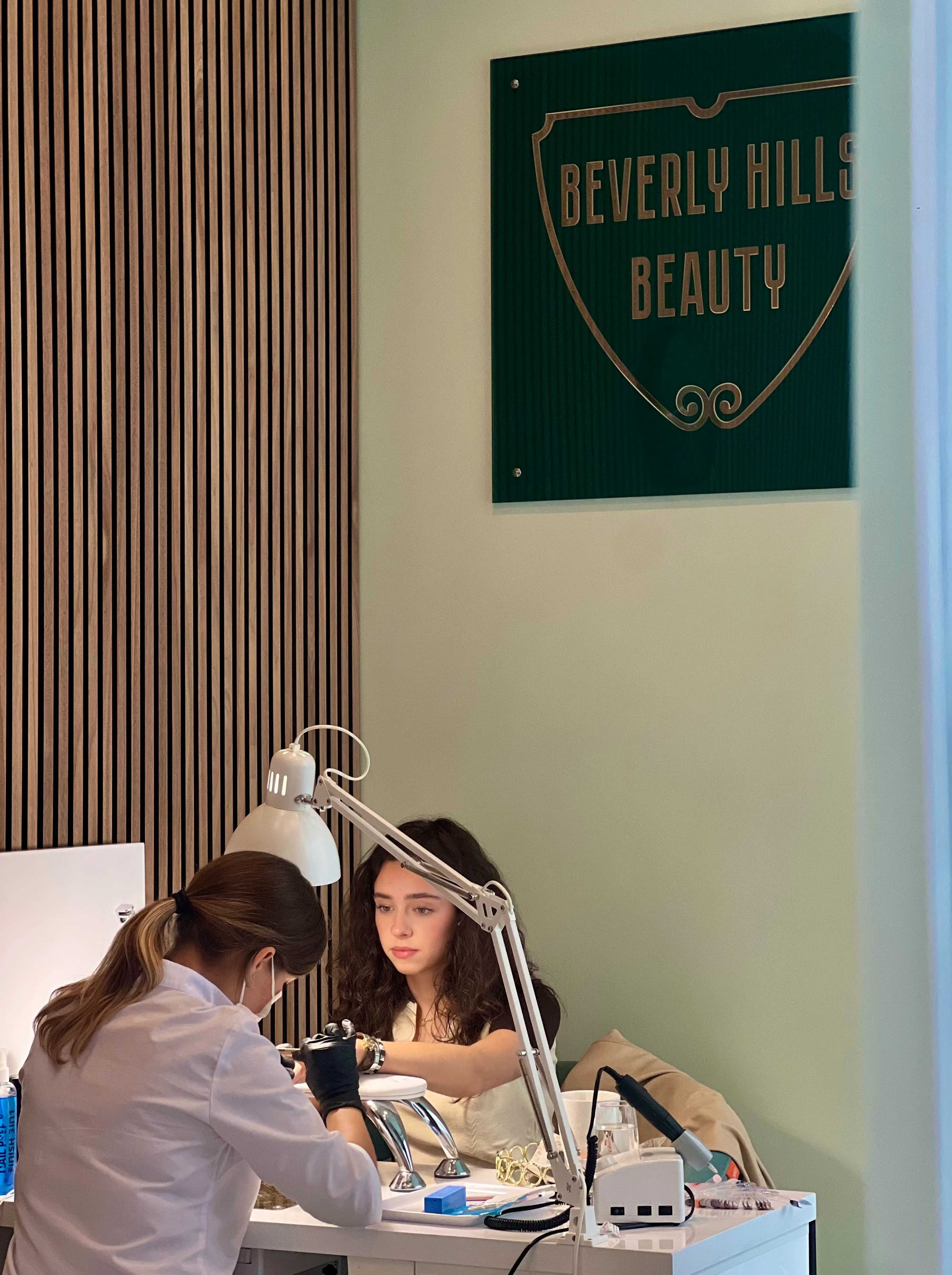 Professionelle Maniküre im eleganten Ambiente