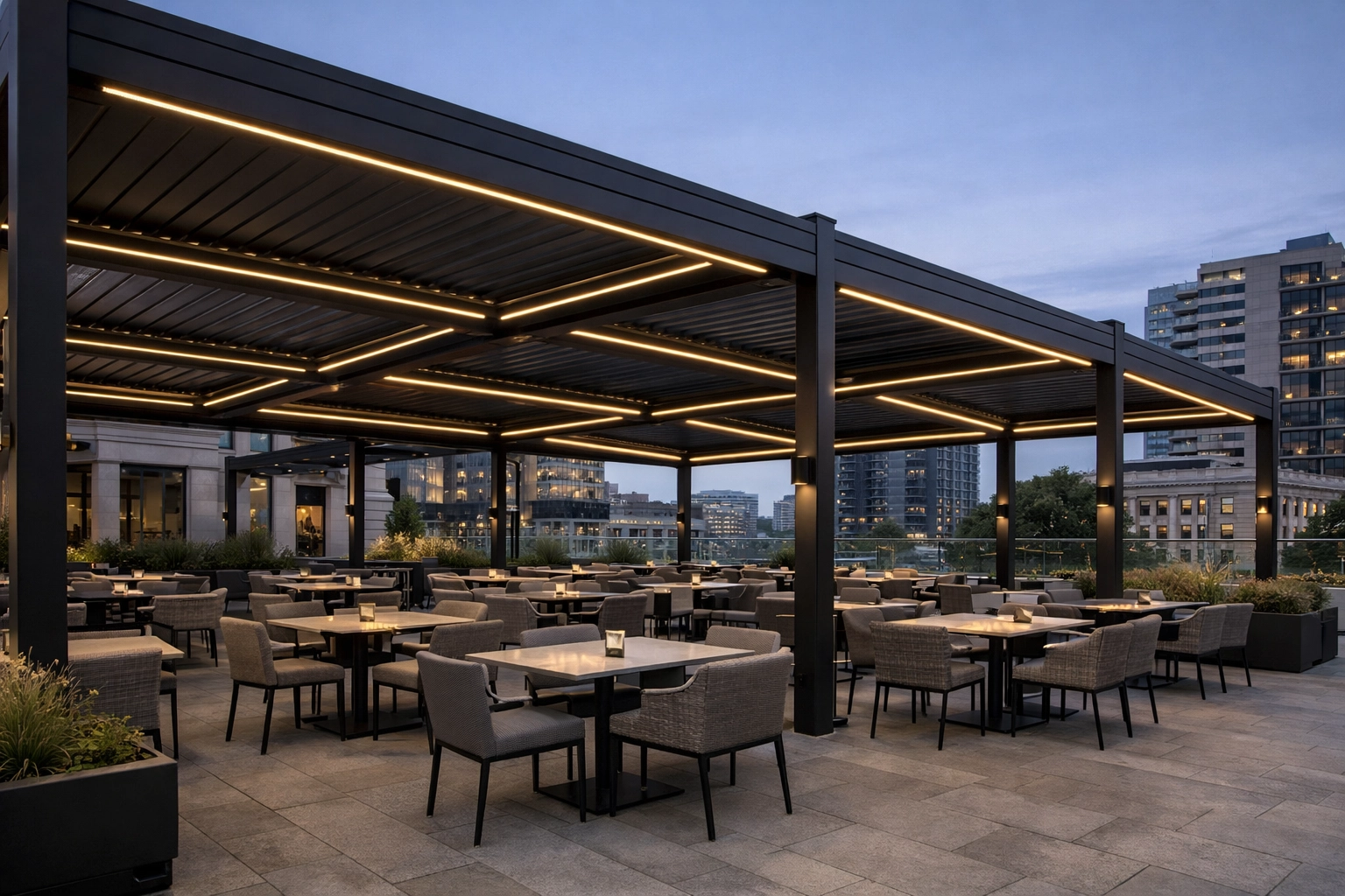 Terrassenüberdachung für Gastronomie in Wien mit bioklimatischer Pergola und LED-Beleuchtung.