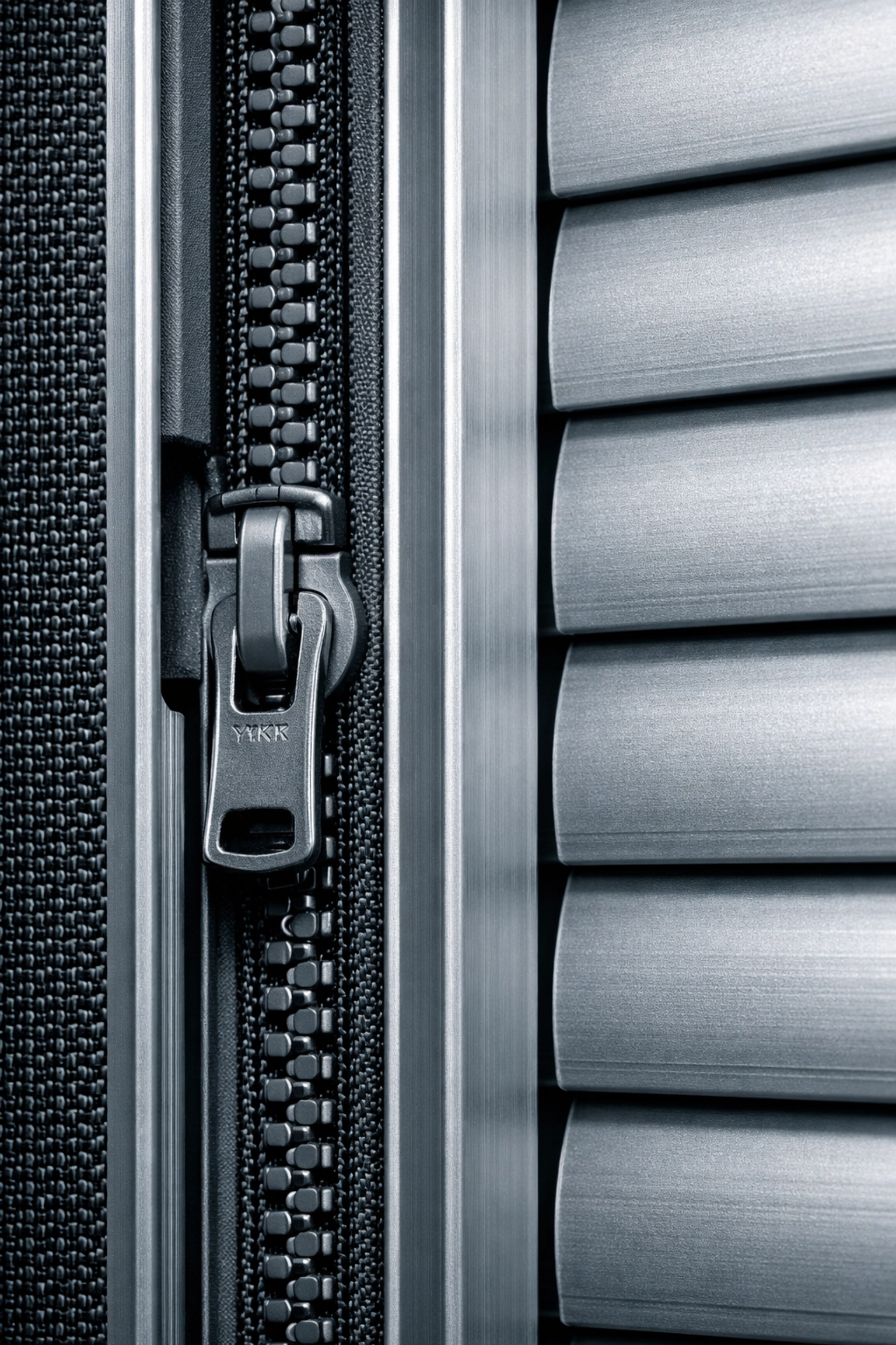 Technischer Vergleich: Stabiler Reißverschluss eines Zip Screens und robuste Aluminium-Rollladen in Wien.