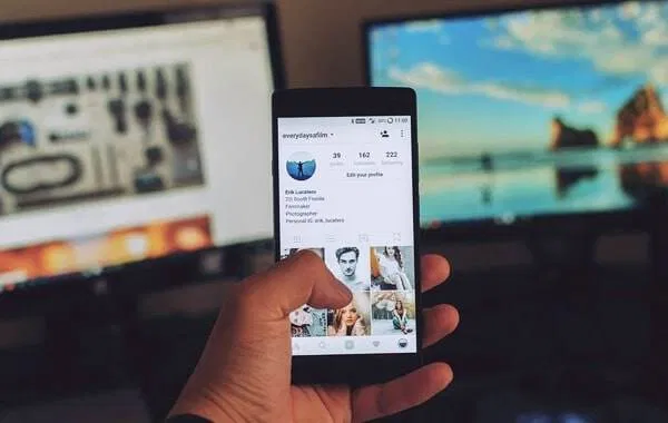 Social connect smartphone image