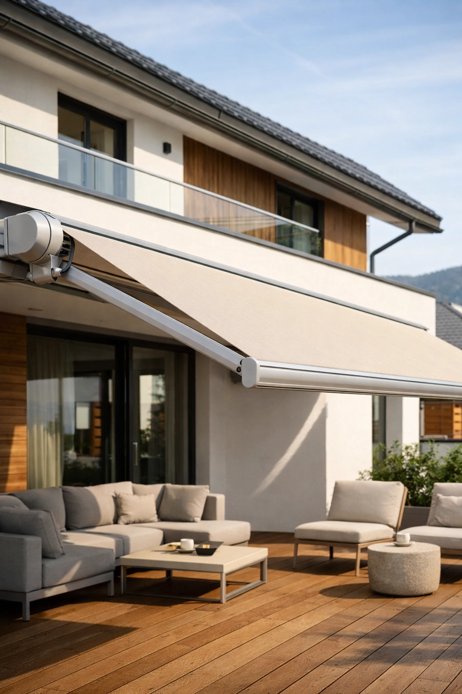 Moderne elektrische Markise auf Terrasse mit Aluminiumrahmen und Motorantrieb