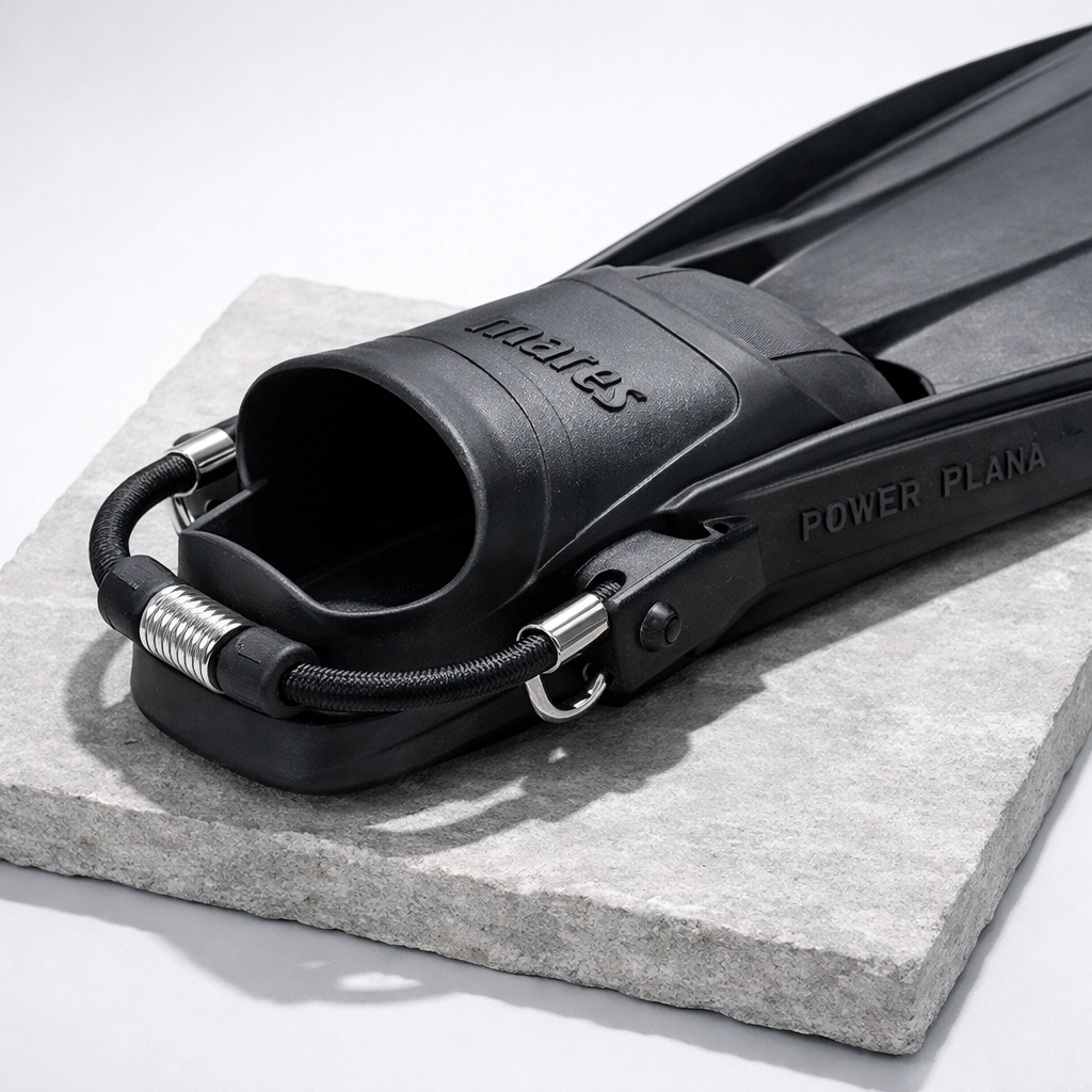 Mares Power Plana Geräteflosse aus Naturkautschuk mit praktischen Bungee-Straps.