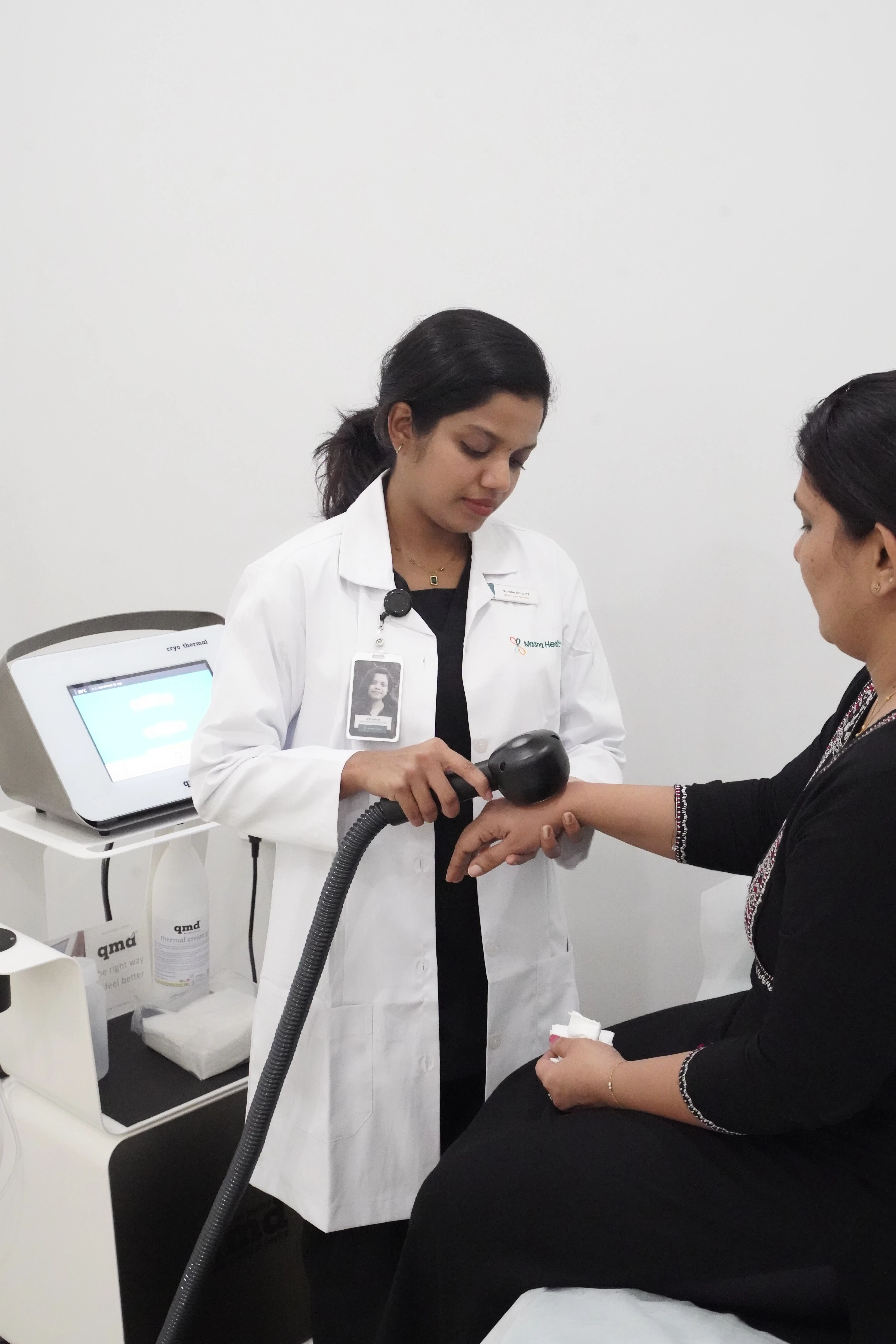 A Maana Health specialist performs advanced non-invasive cryothermal therapy.