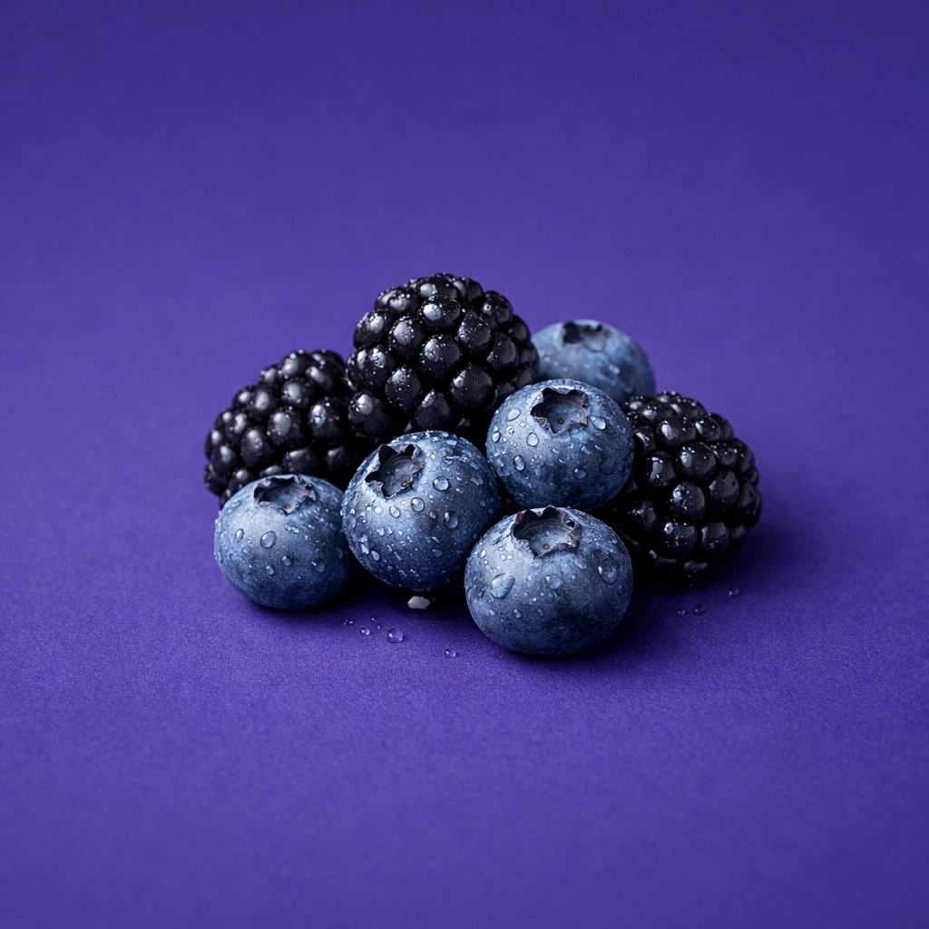Fresh blueberries and blackberries, rich in antioxidants and polyphenols for brain neuroprotection.