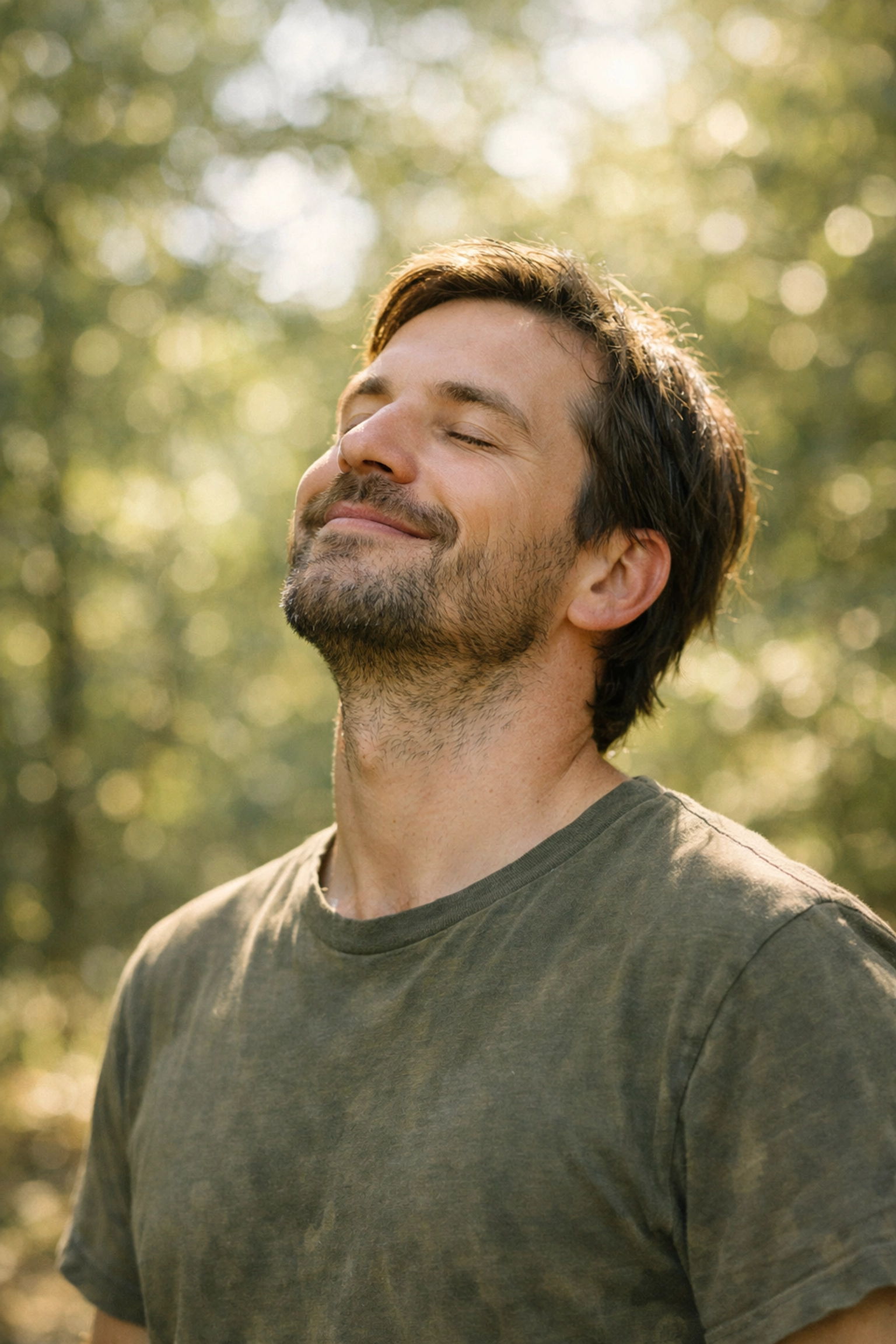 Megkönnyebbült férfi a természetben, aki visszanyerte szabadságát a pornófüggőség után.