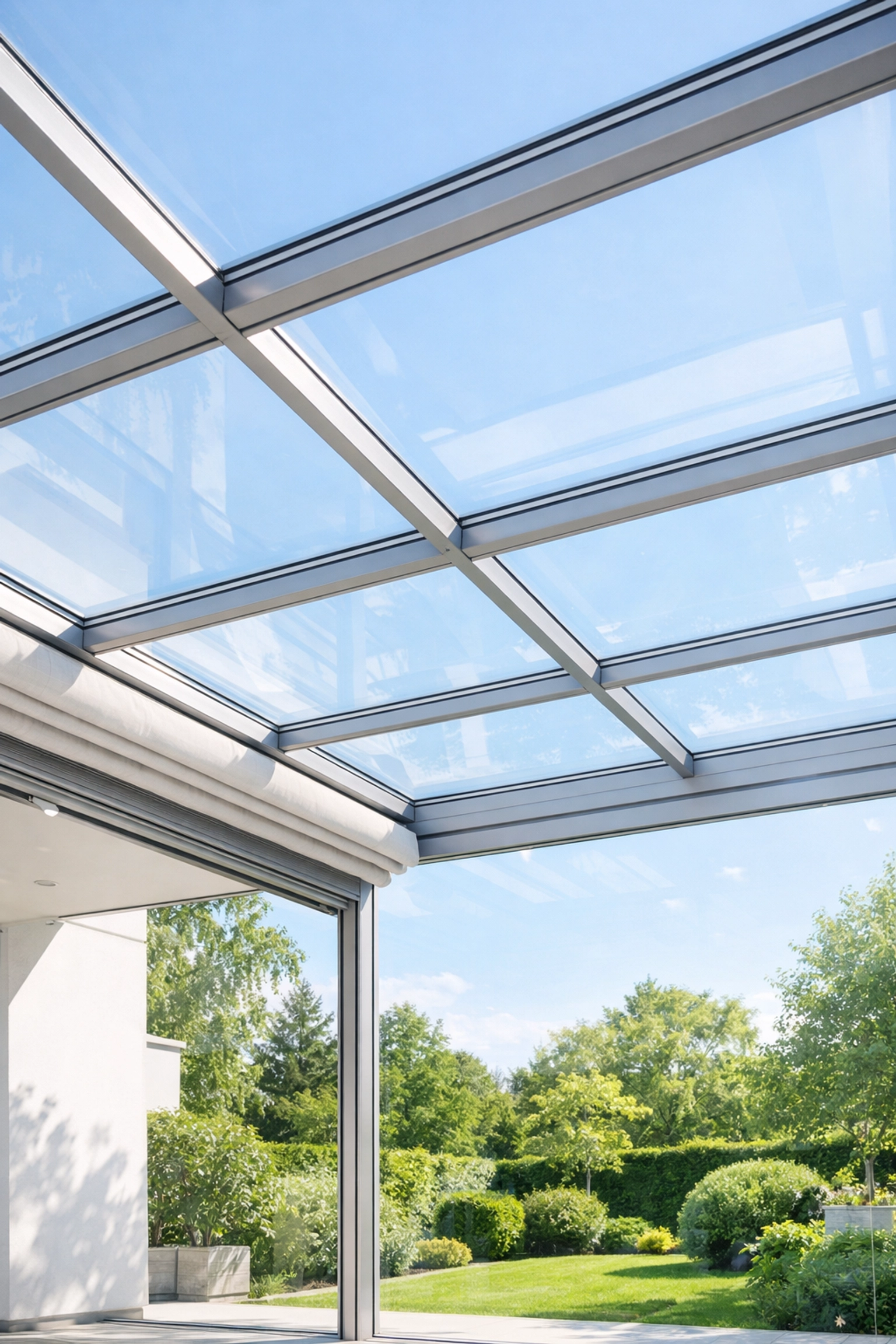 Lichtdurchflutete Terrassenüberdachung in Wien mit Glasdach und Sonnenschutz-Markise.