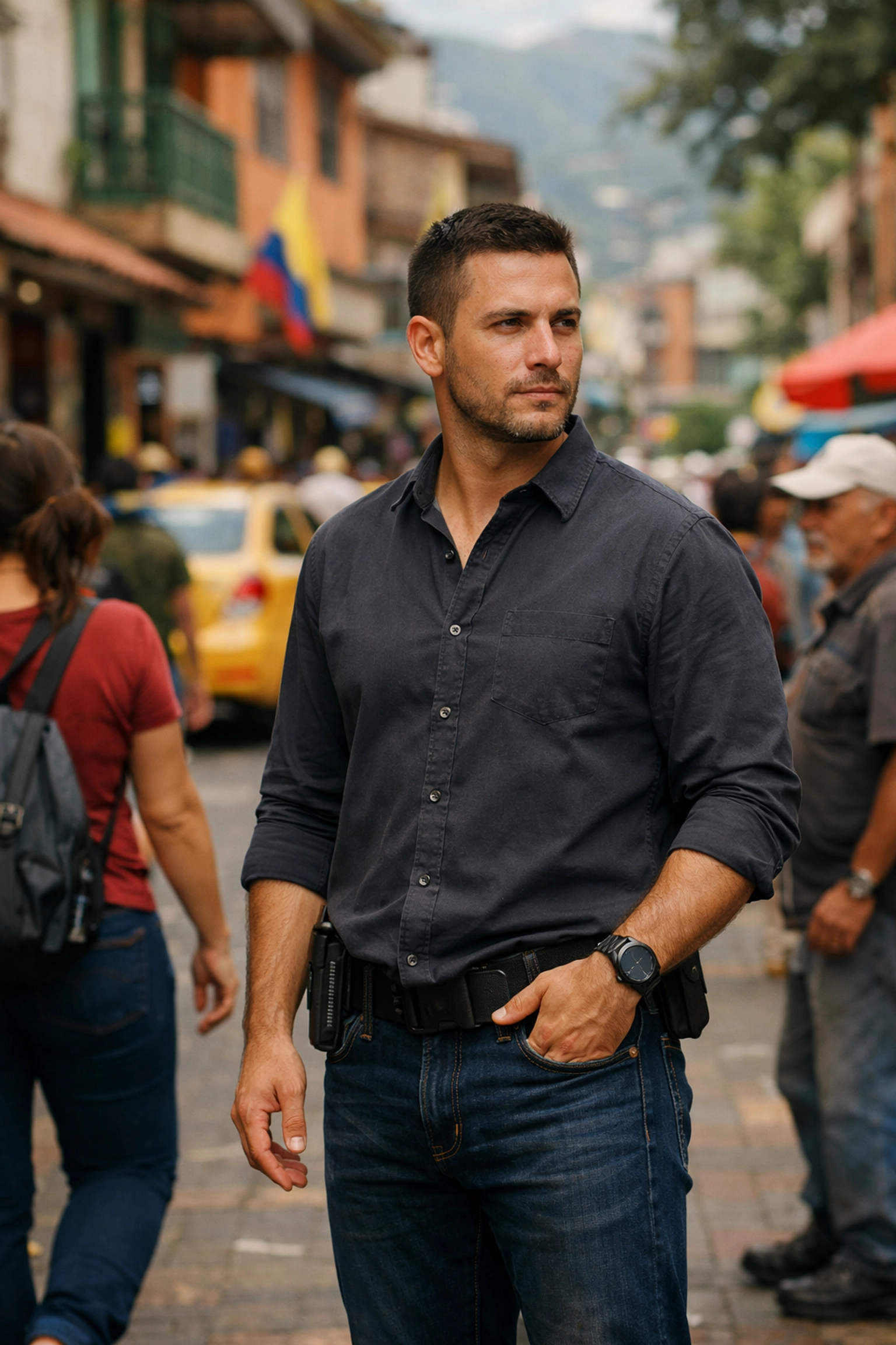 Plainclothes bodyguard providing discreet shadow protection on Medellin street