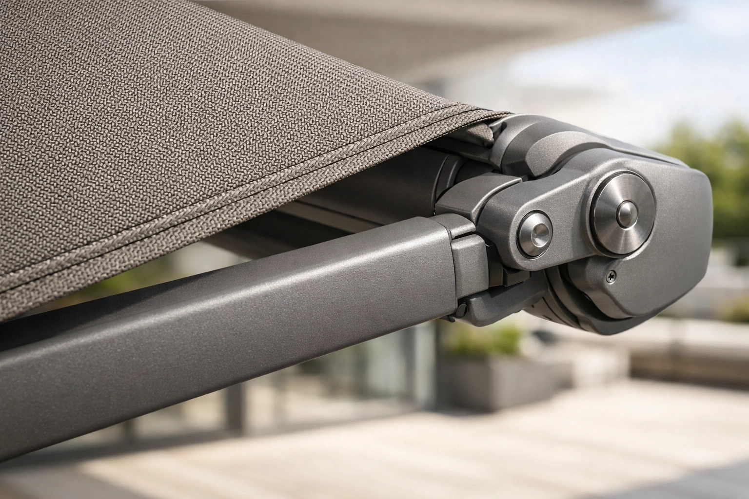 Detailansicht von hochwertigem Markisenstoff und stabiler Aluminium-Mechanik.