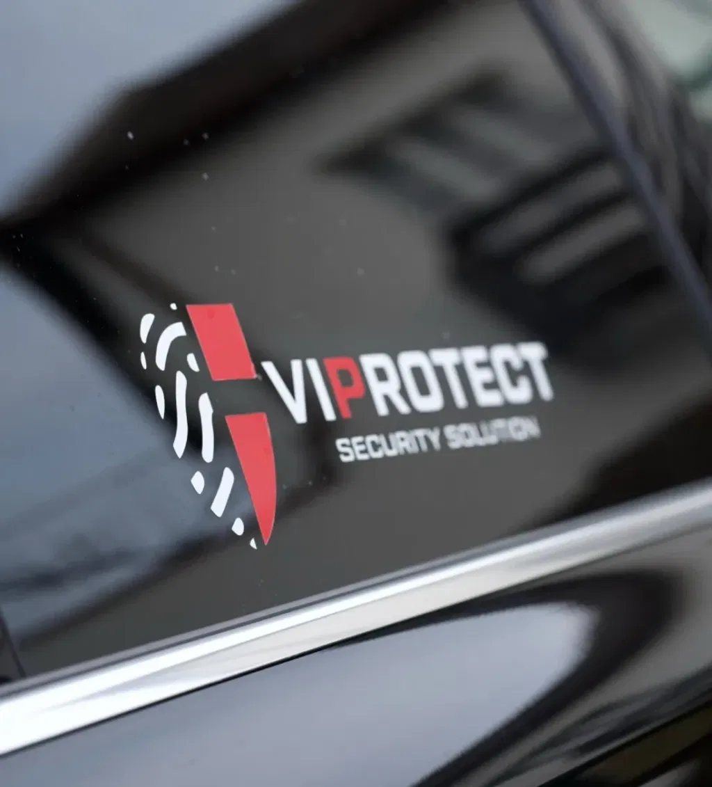 Fahrzeug mit VIPROTECT-Logo symbolisiert Mobilität und Präsenz