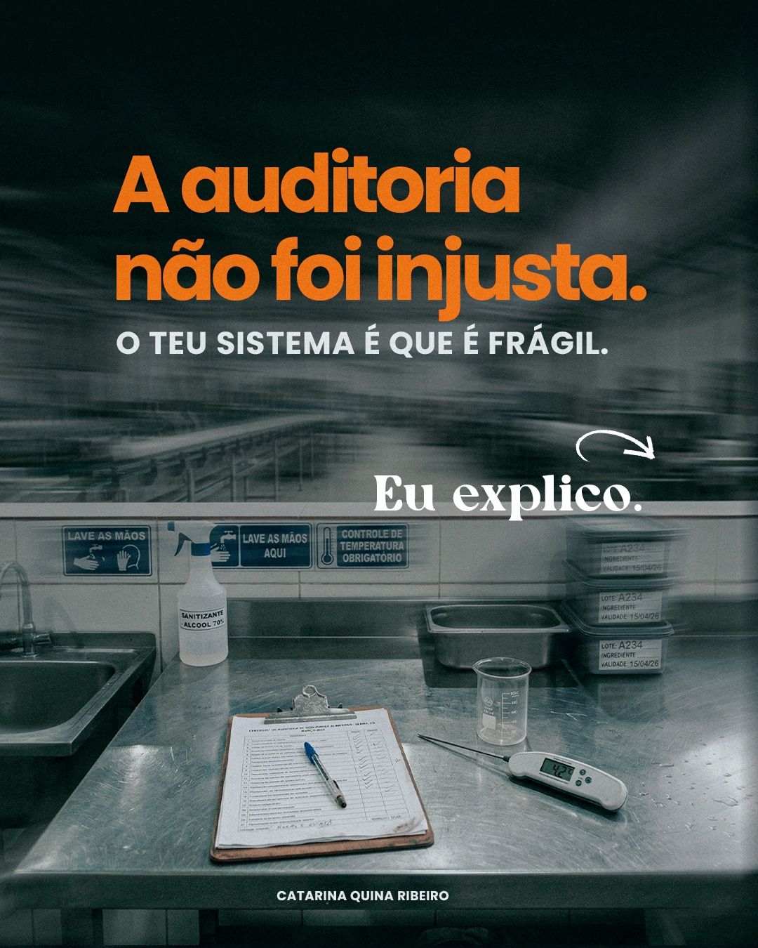 Ambiente de auditoria com checklist e materiais de controlo