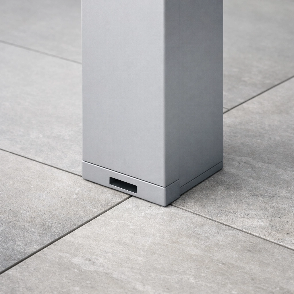 Unsichtbare Entwässerung im Aluminiumpfosten einer modernen Terrassenüberdachung.