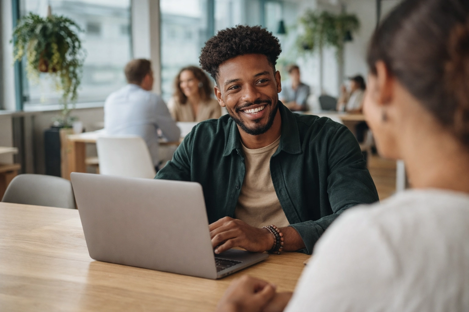 Jovem profissional cabo-verdiano em coworking em Portugal, a construir carreira com foco e ambição.
