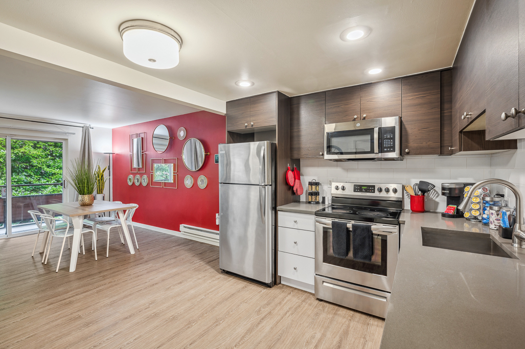 Modern Kitchen and Dining Area