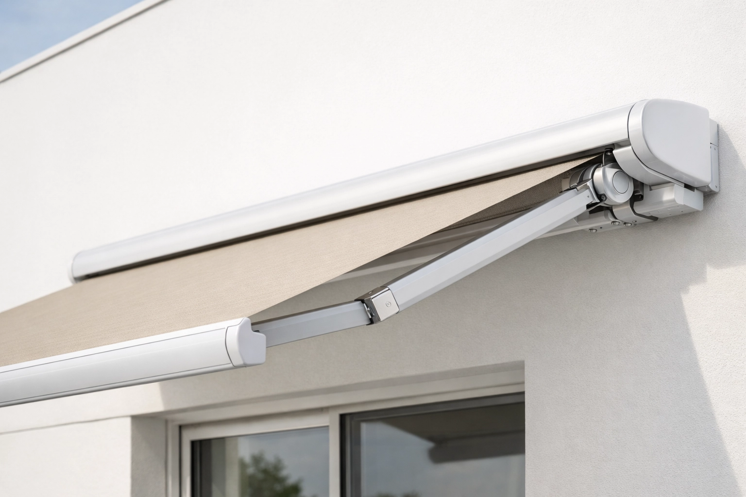 Kassettenmarkise aus Aluminium in ausgefahrenem Zustand an moderner Hausfassade