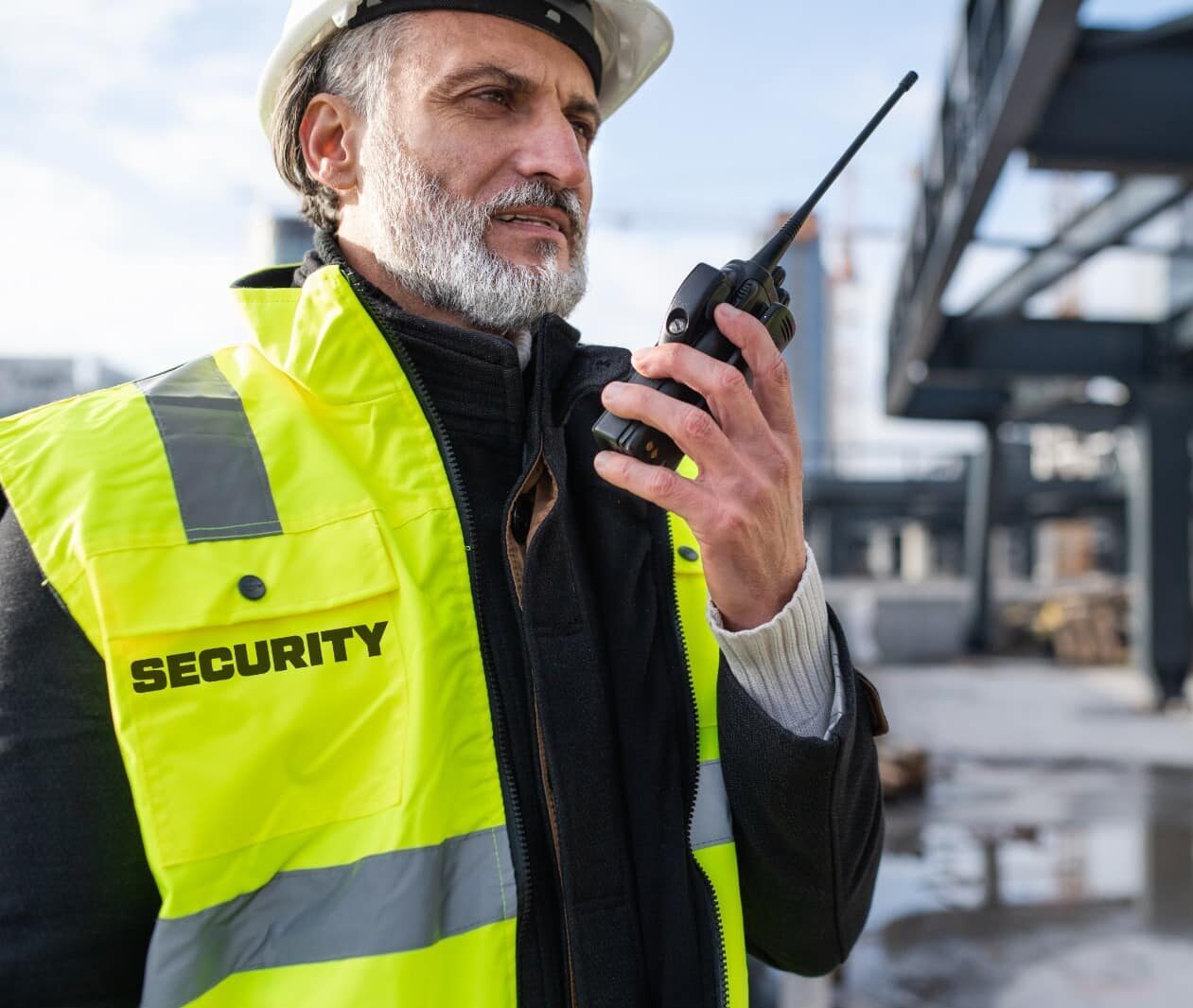 Prävention vor Ort: Objektschutz und Baustellenbewachung erfordern aufmerksames Personal mit dem Auge für Details.