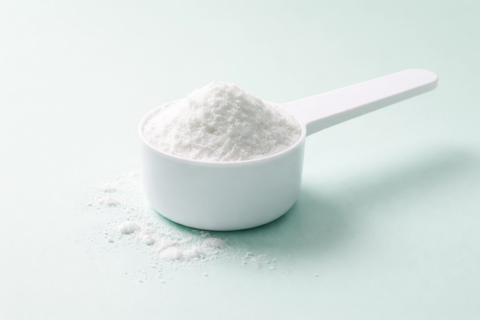 Scoop of creatine powder illustrating optimal supplement choice for women seeking health benefits