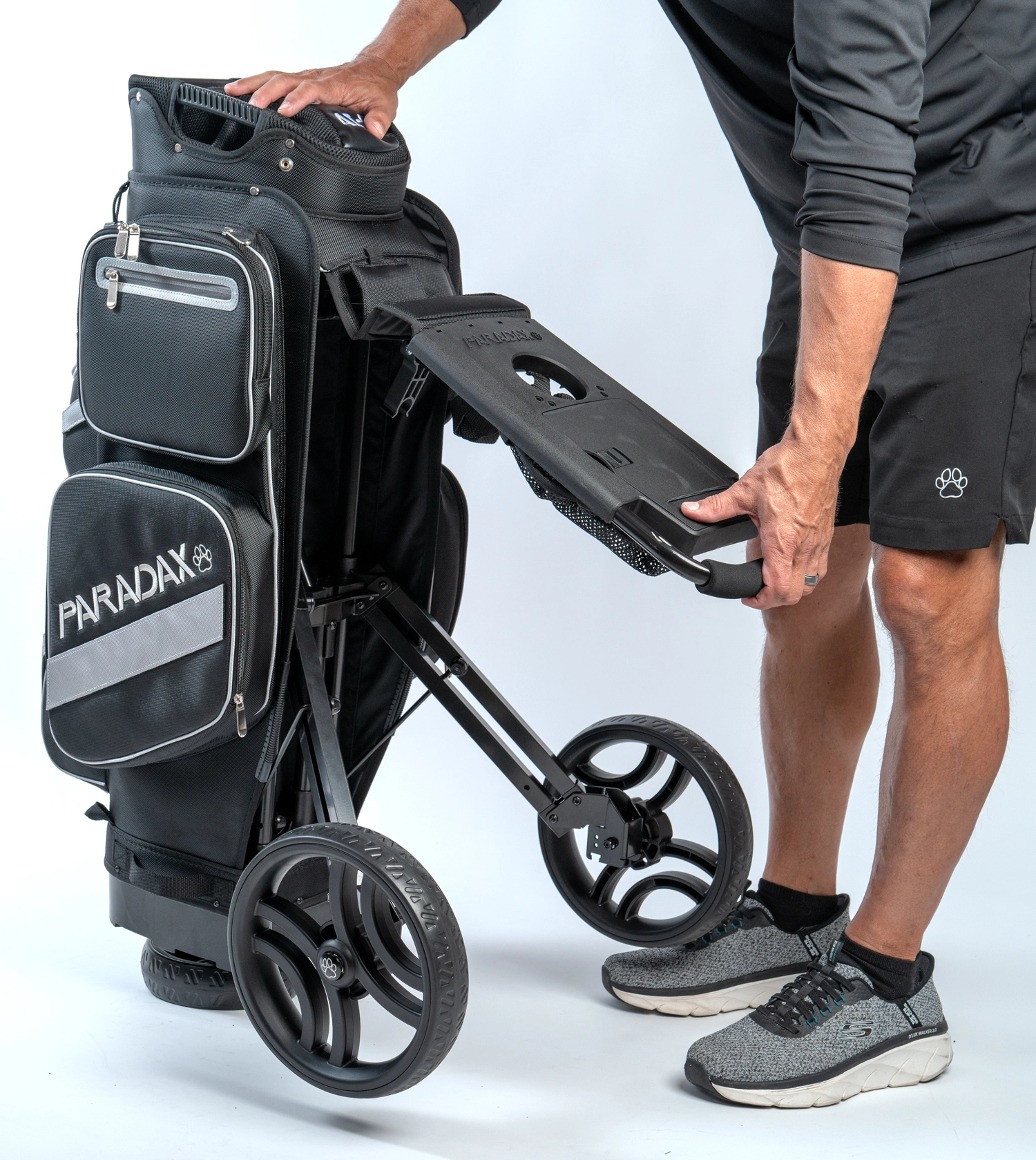 The integrated 3-wheel base and detachable wheel system are clearly visible