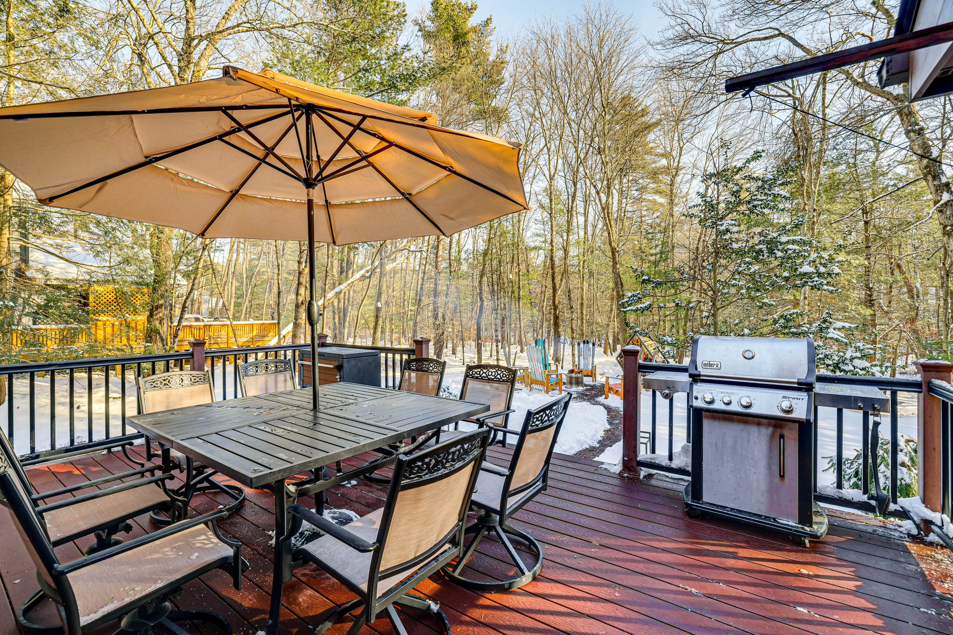 Spacious deck at Bearly Roughing It