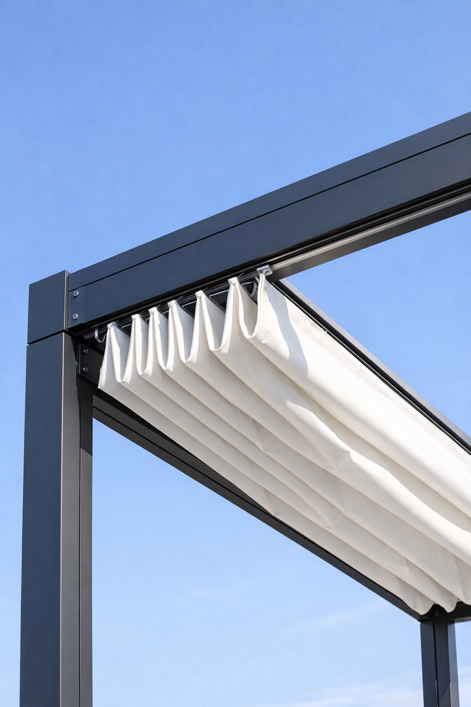Wetterfeste Faltdach Pergola aus Aluminium für flexiblen Sonnenschutz auf der Terrasse.