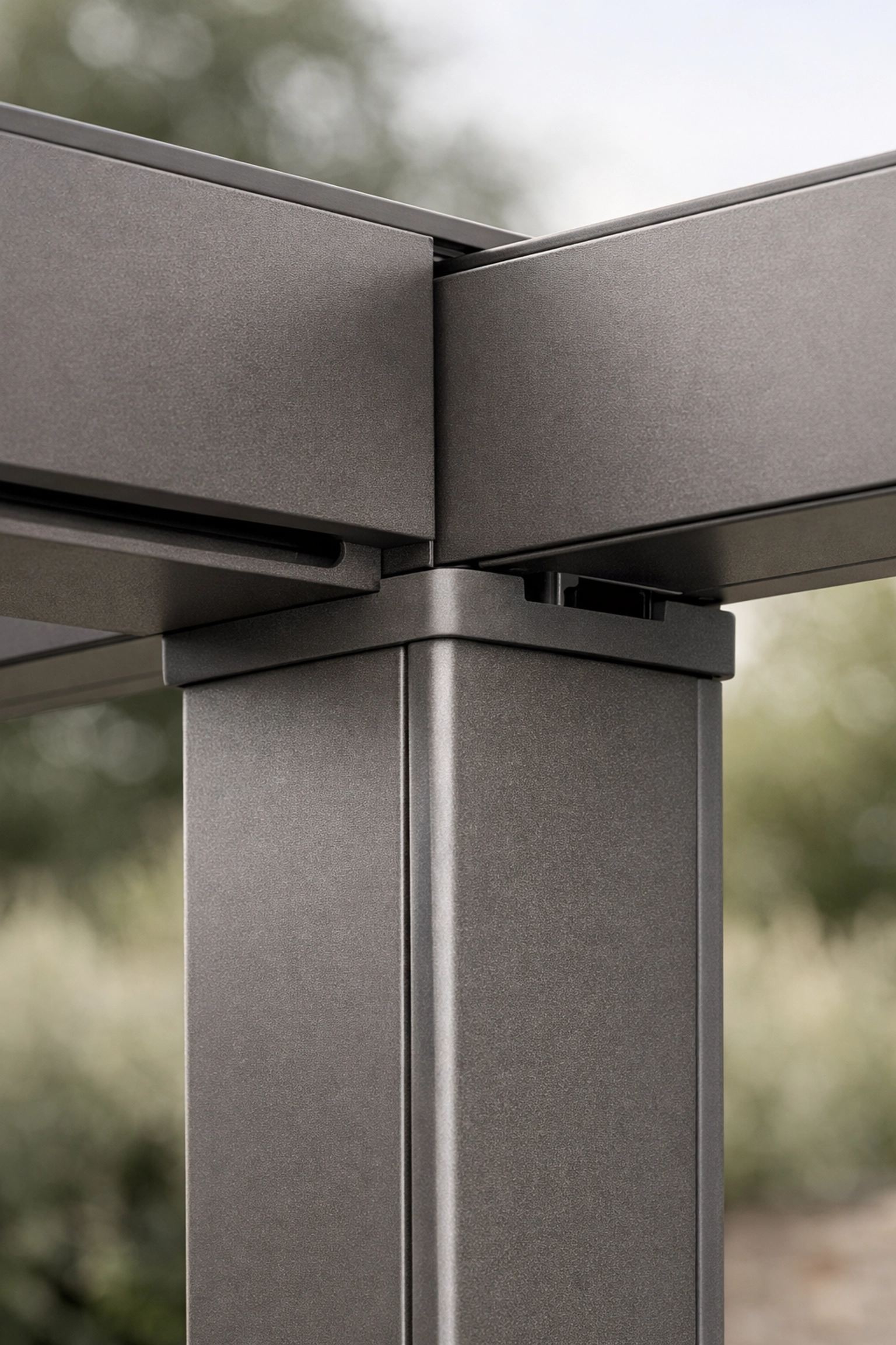 Detailaufnahme einer hochwertigen Pergola aus Aluminium mit unsichtbarer Entwässerung im Pfosten.