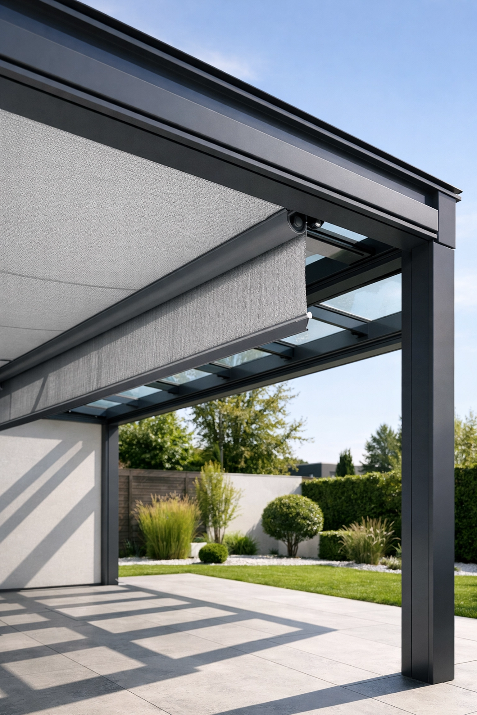 Terrassenüberdachung aus Aluminium in Wien mit einer elektrischen Aufglasmarkise nach Maß als Sonnenschutz.