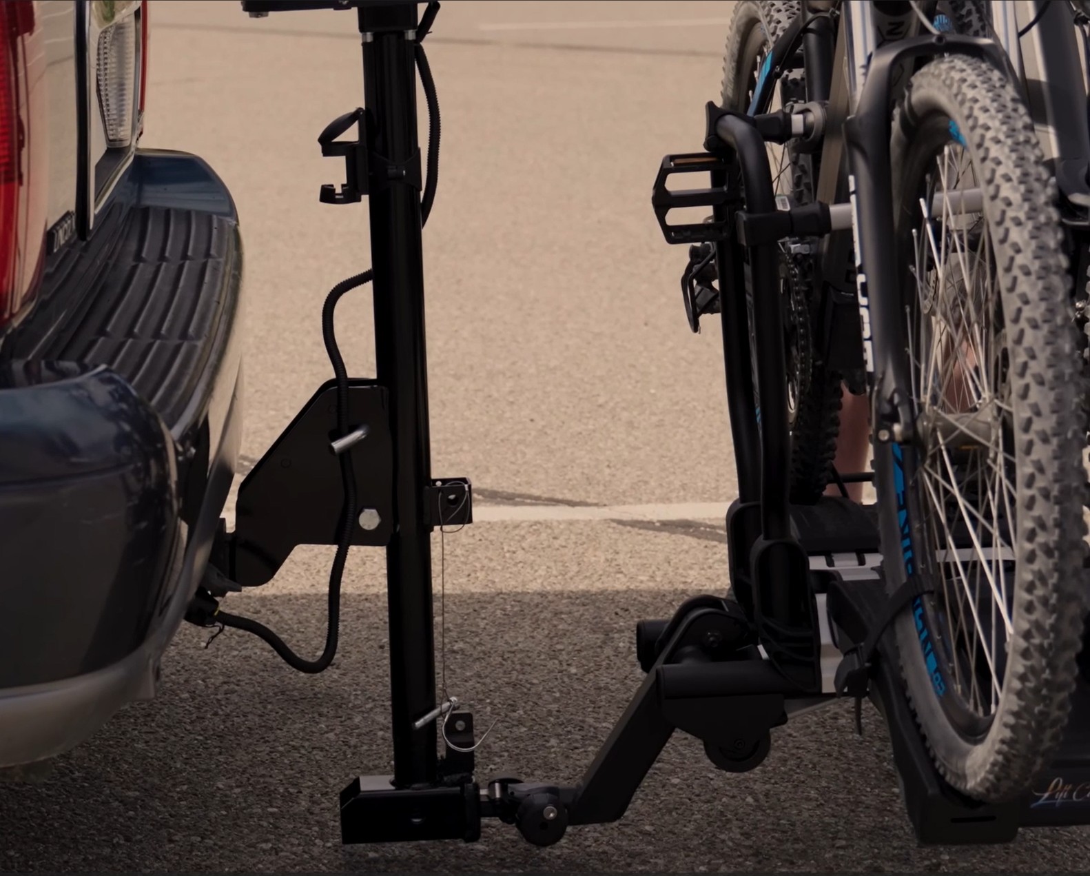 Hitch-mounted e-bike lift with electric bikes