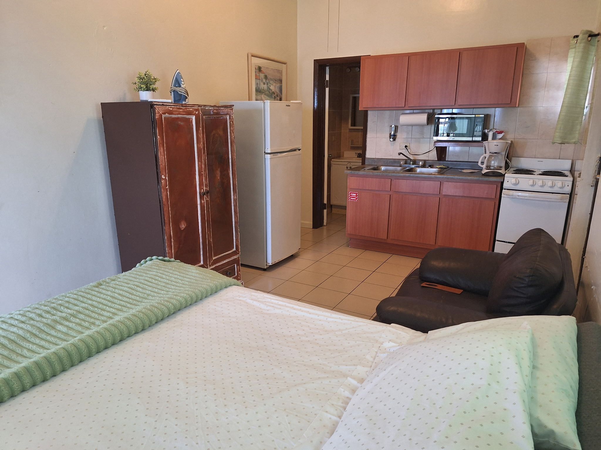 Cozy studio room at Sunset Gardens Guesthouse