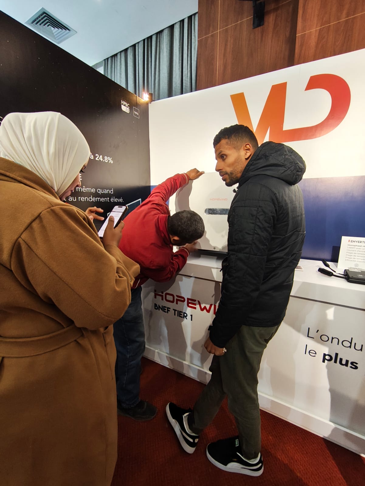 VLD SOLAR booth interaction