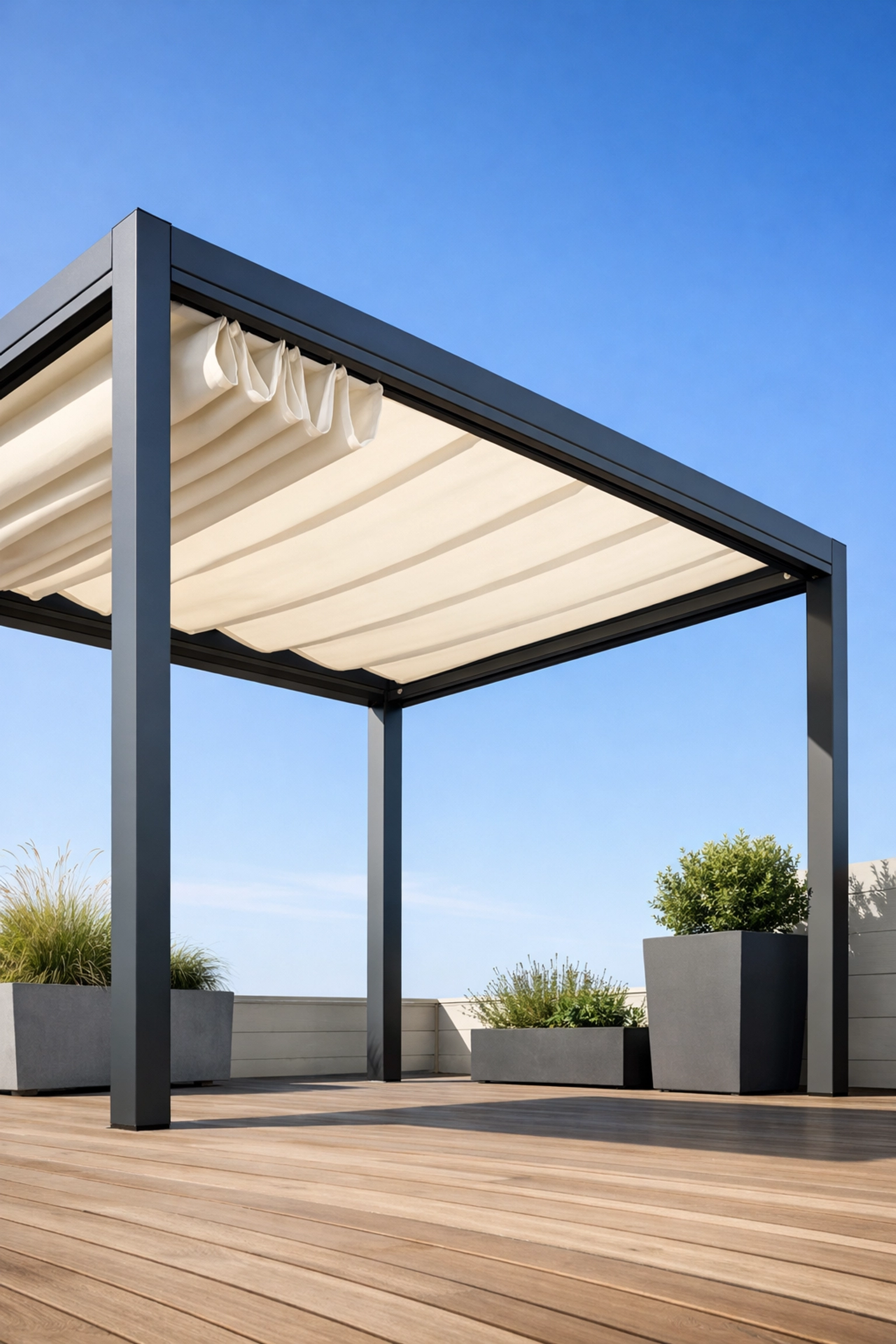 Moderne Pergola Wien mit elektrischem Textildach für flexiblen Sonnenschutz.