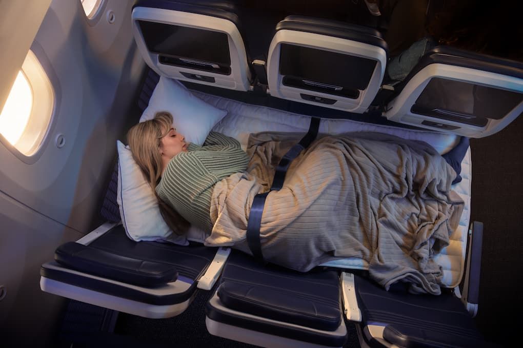 United Relax Row economy flat bed 787
