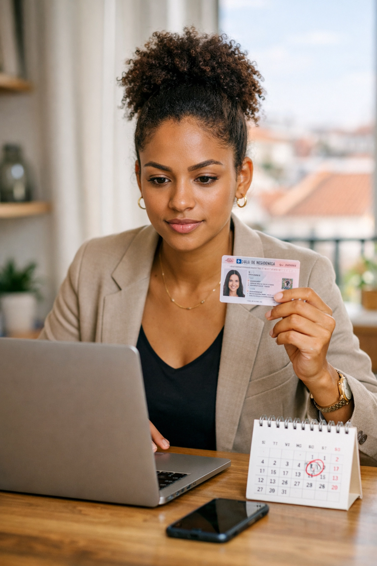 Jovem cabo-verdiana em Lisboa a verificar o cartão para renovar a residência online no portal da AIMA.