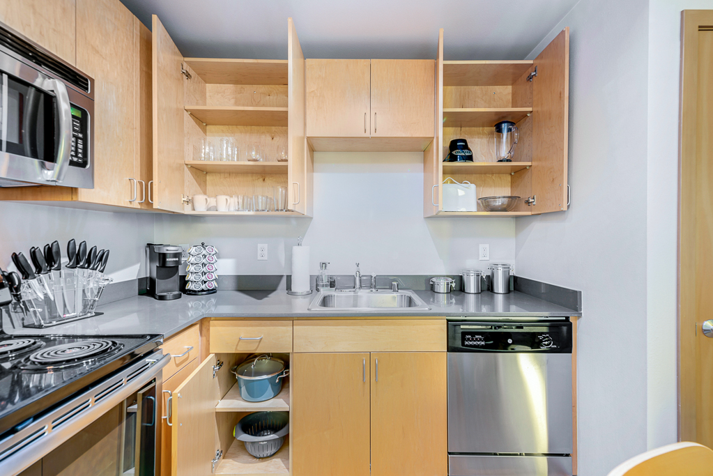 Urban Retreat (Studio): Modern Kitchen