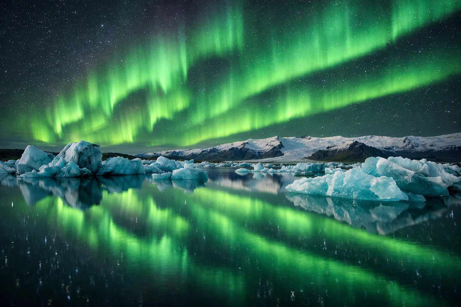 Best photography locations in Iceland: The Northern Lights dancing over the Jökulsárlón Glacier Lagoon.