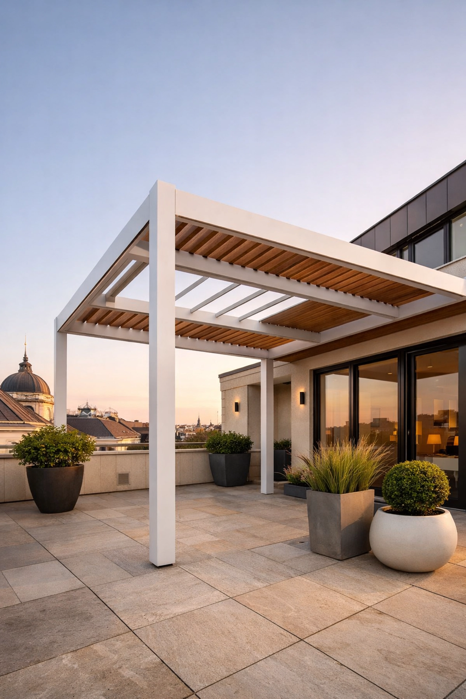 Pergola Wien auf moderner Terrasse mit Naturstein und Pflanzgefäßen