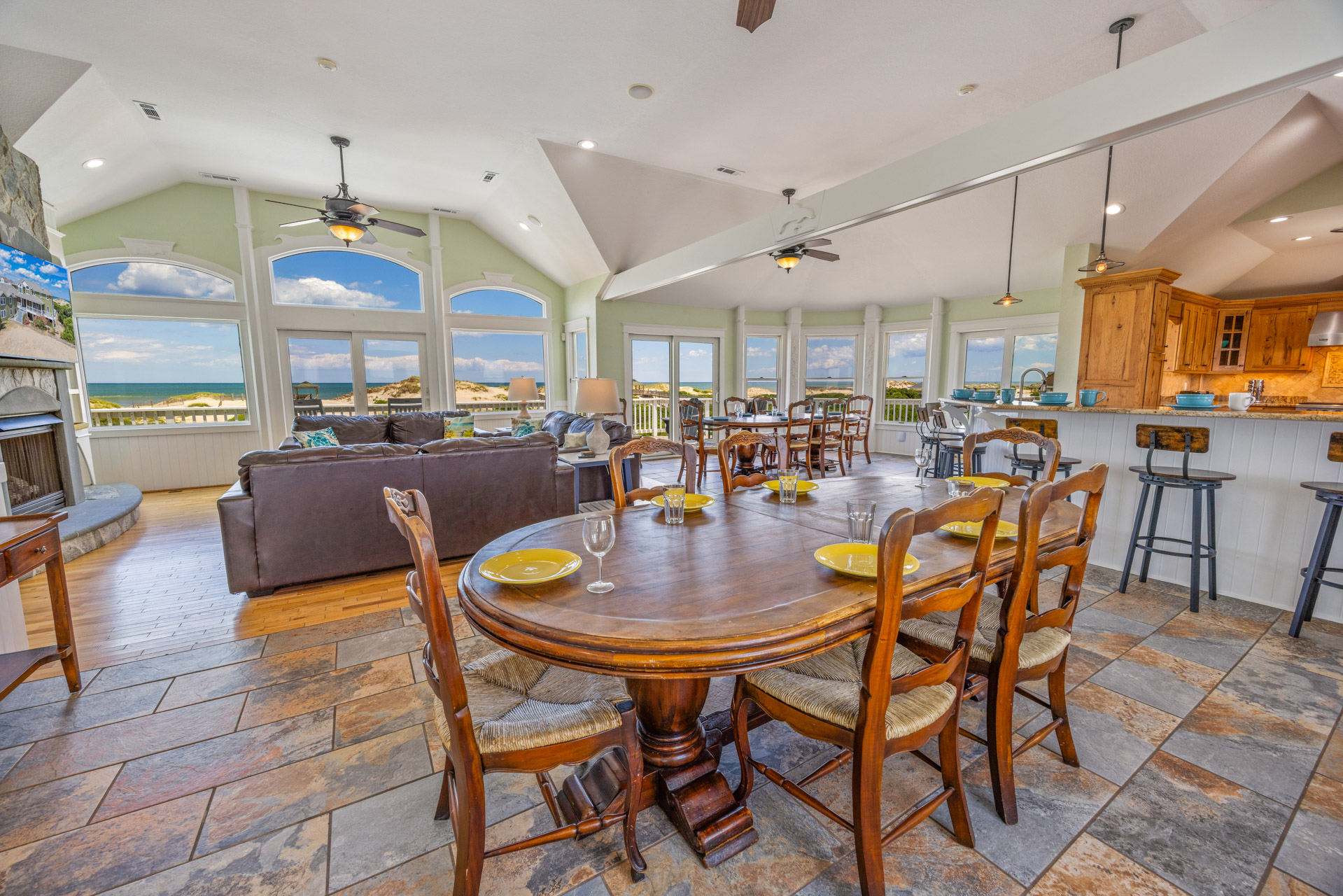 Spacious Oceanfront Great Room Spacious Oceanfront Great Room