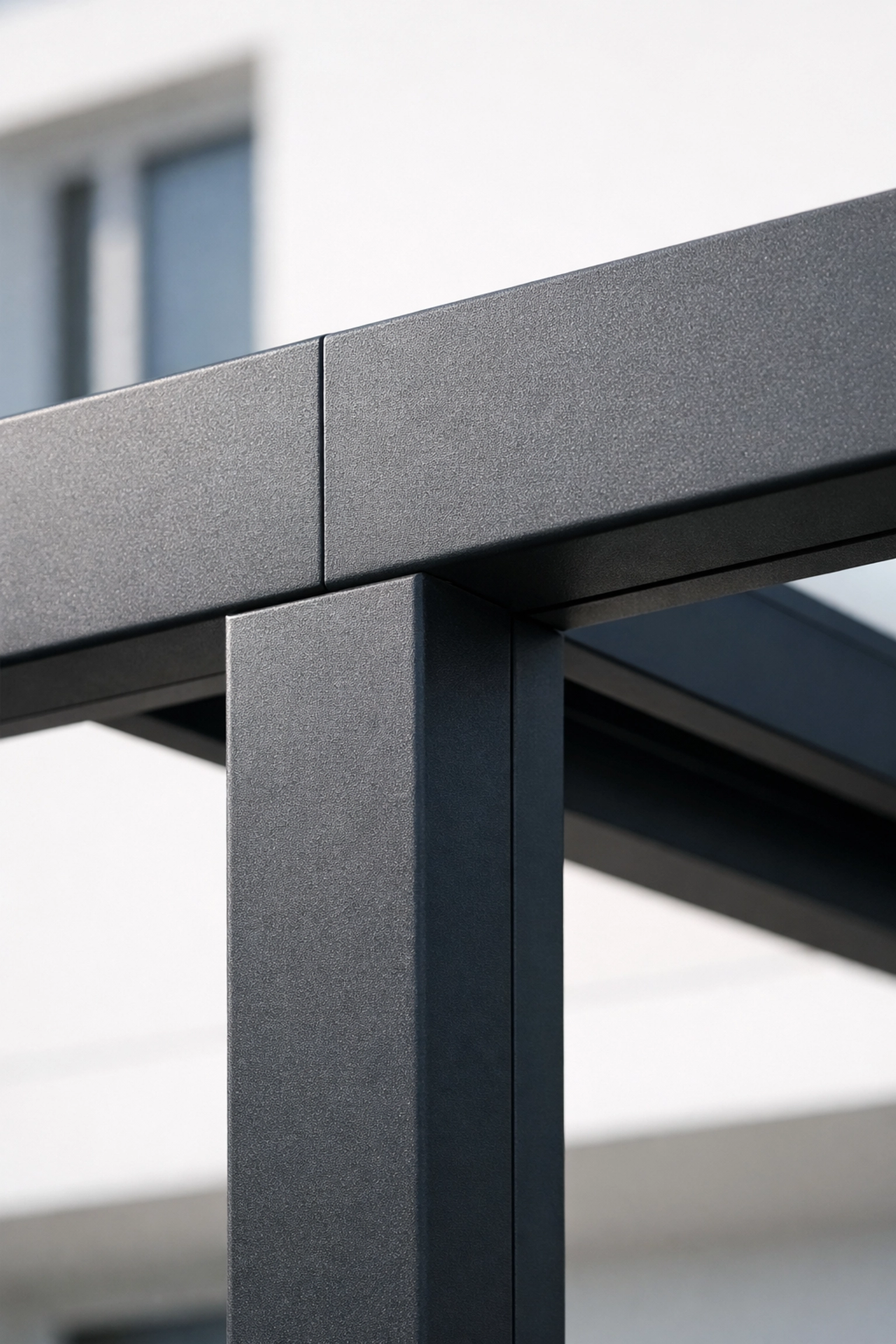 Detail einer pulverbeschichteten Aluminium-Verbindung für eine langlebige Terrassenüberdachung.