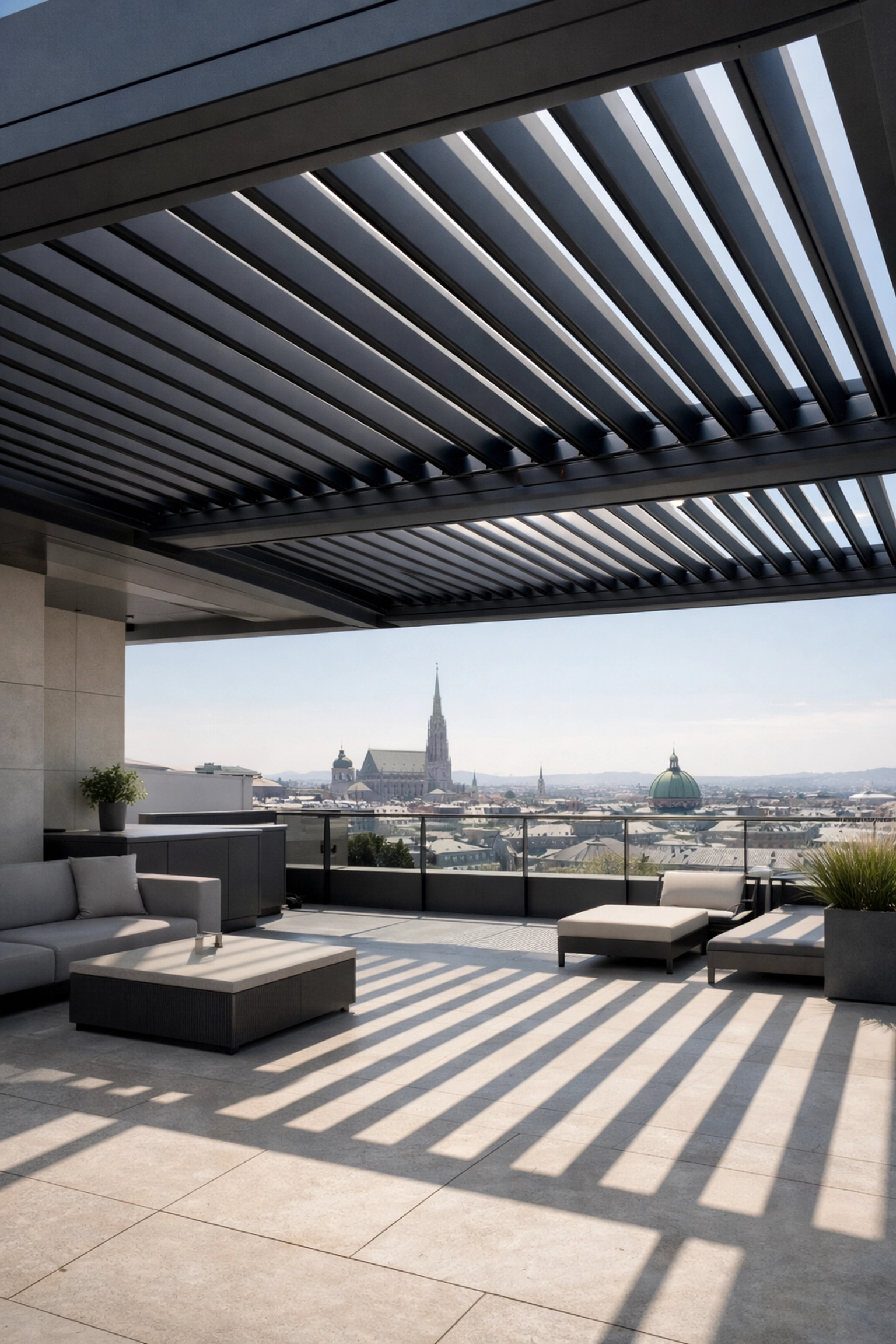 Modernes Lamellendach in Wien auf einer Dachterrasse mit anthrazitfarbenen Aluminium-Profilen.