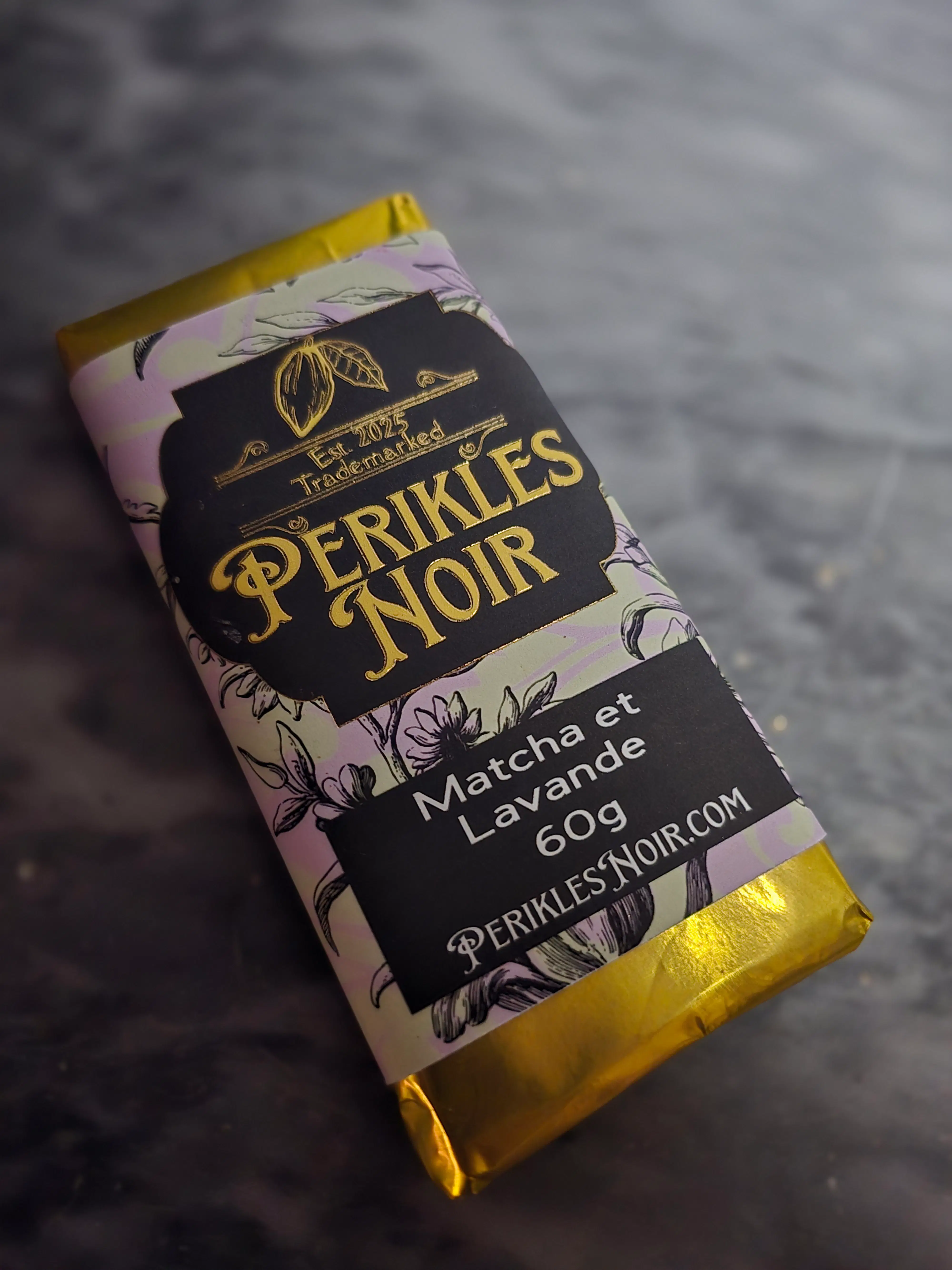 Perikles Noir Matcha et Lavande luxury chocolate bar in its authentic packaging, featuring refined floral detailing and premium gold accents.