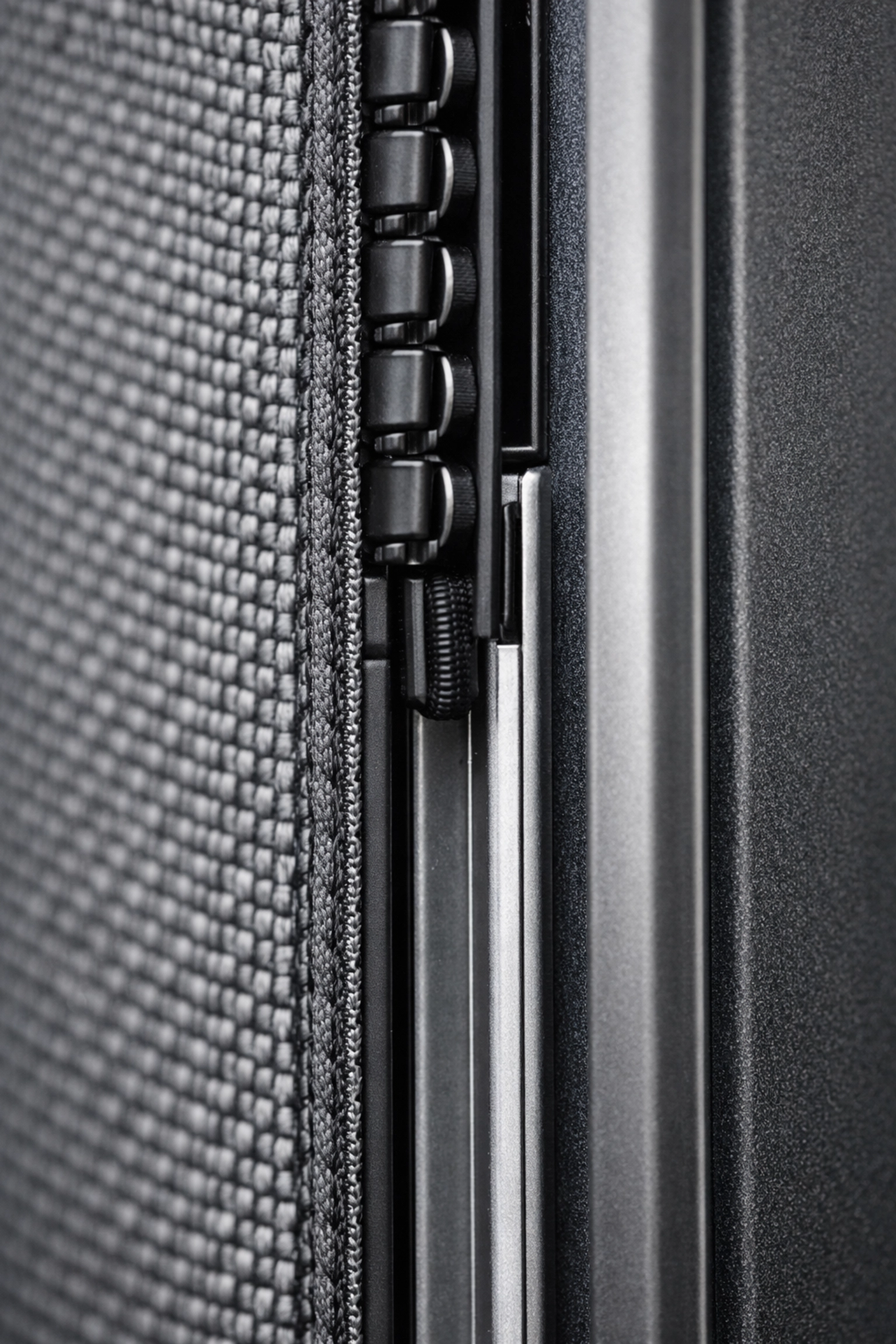 Detailansicht der Reißverschluss-Führung eines Zip Screens für maximale Windstabilität in Wien.