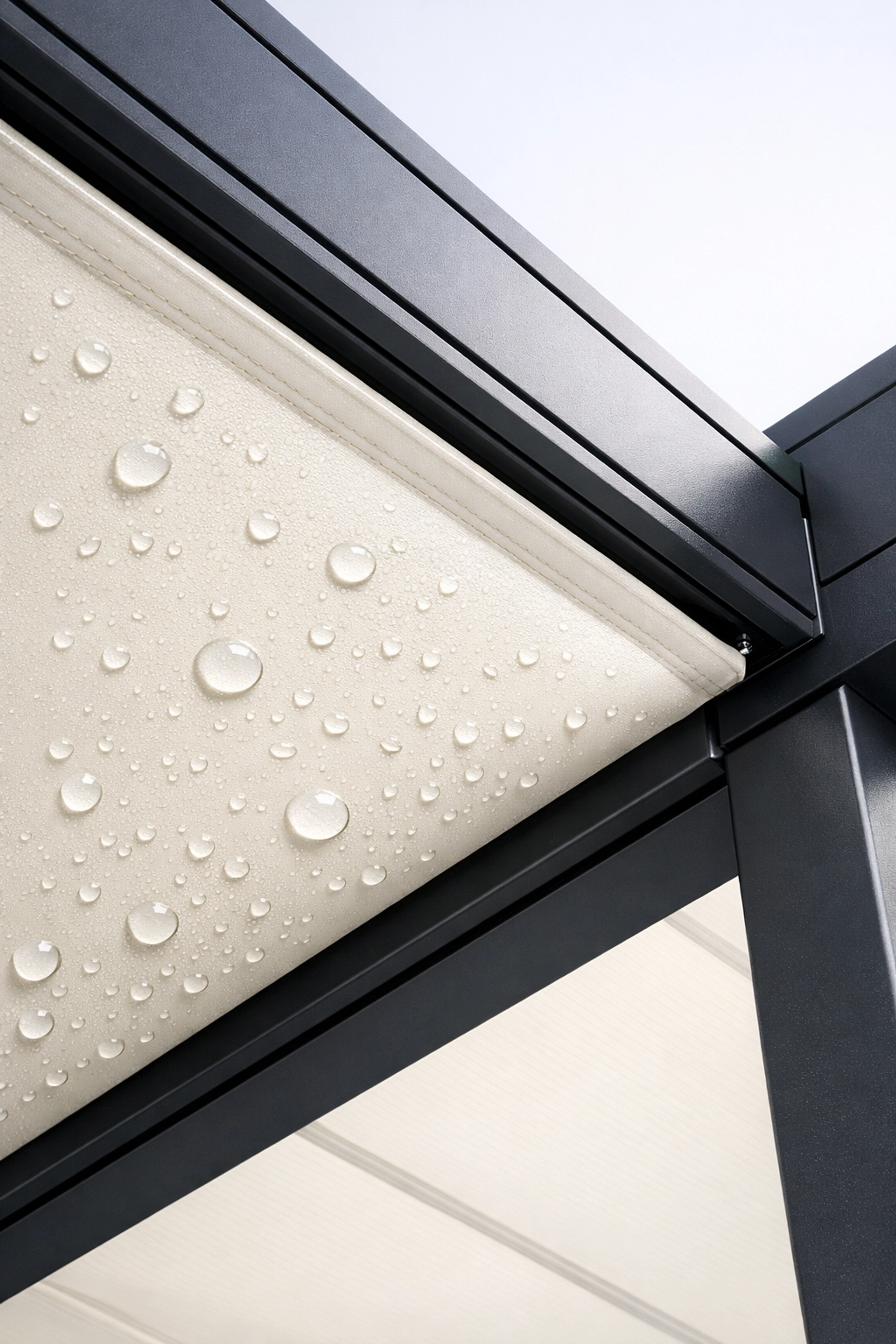 Wasserdichte Pergola-Markise mit robustem PVC-Tuch und technischer Spannung für effektiven Regenschutz.